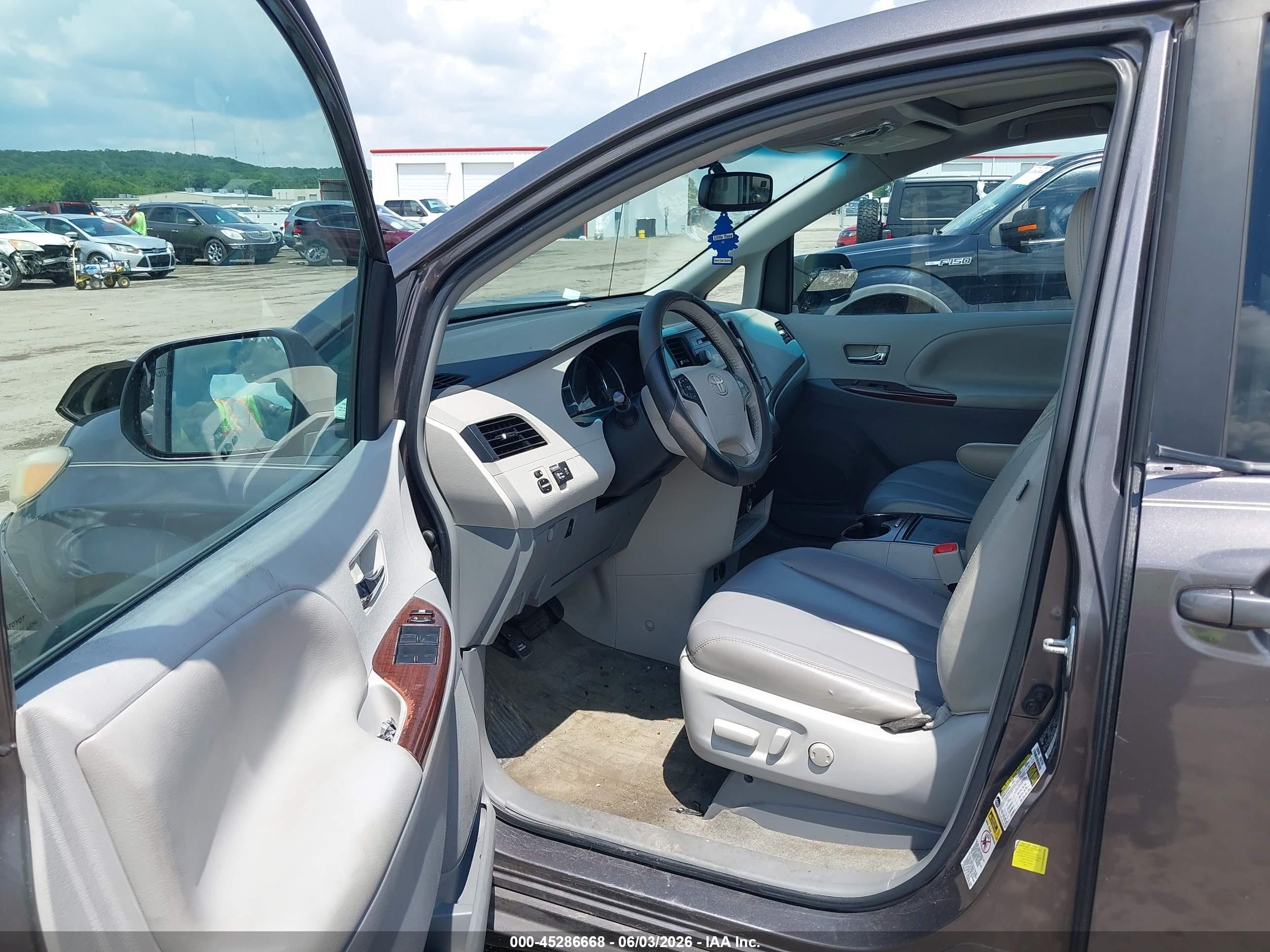 2012 Toyota Sienna Xle V6 8 Passenger Gray vin: 5TDYK3DC8CS230020