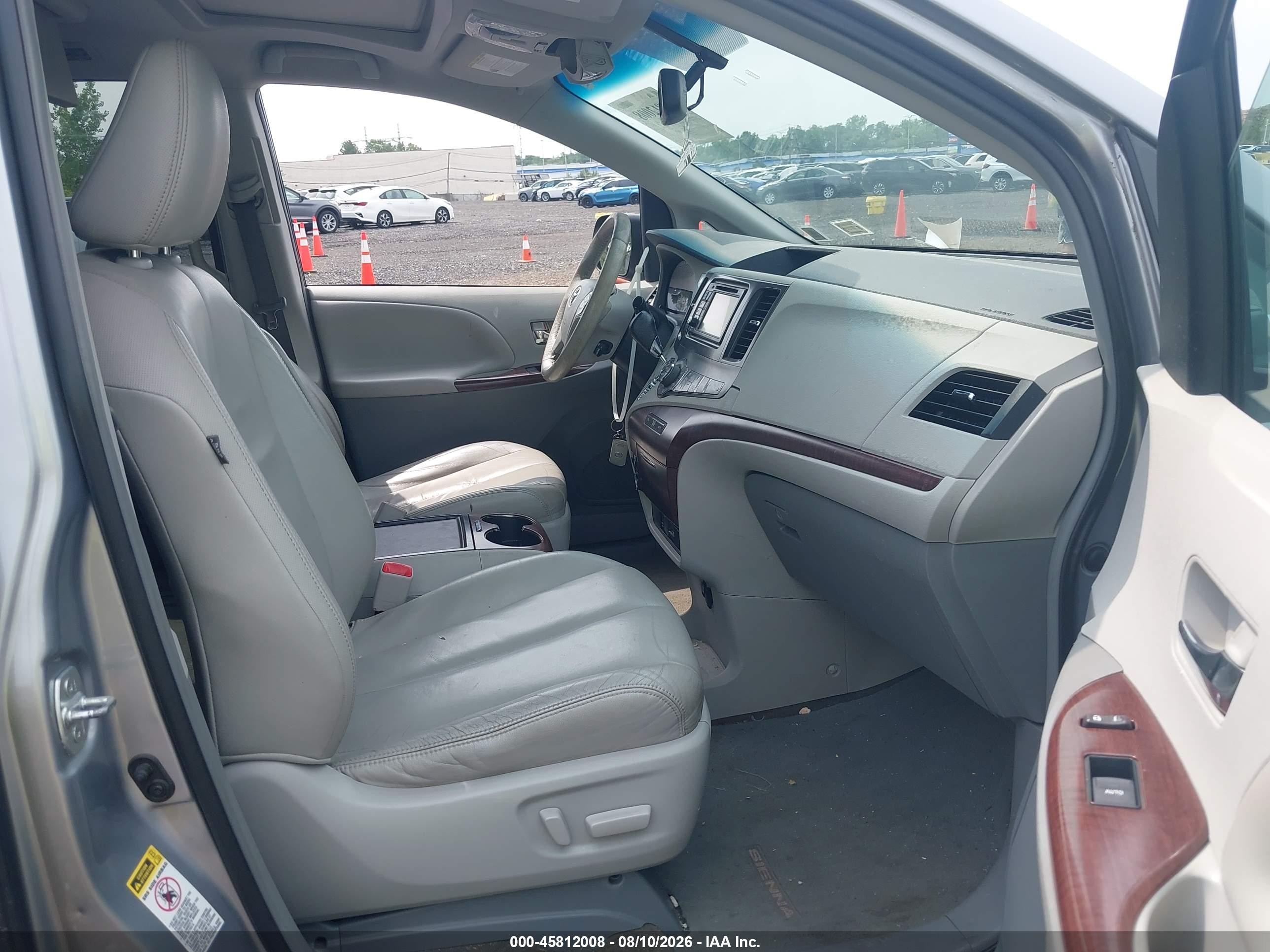2012 Toyota Sienna Xle V6 8 Passenger Silver vin: 5TDYK3DC8CS252082