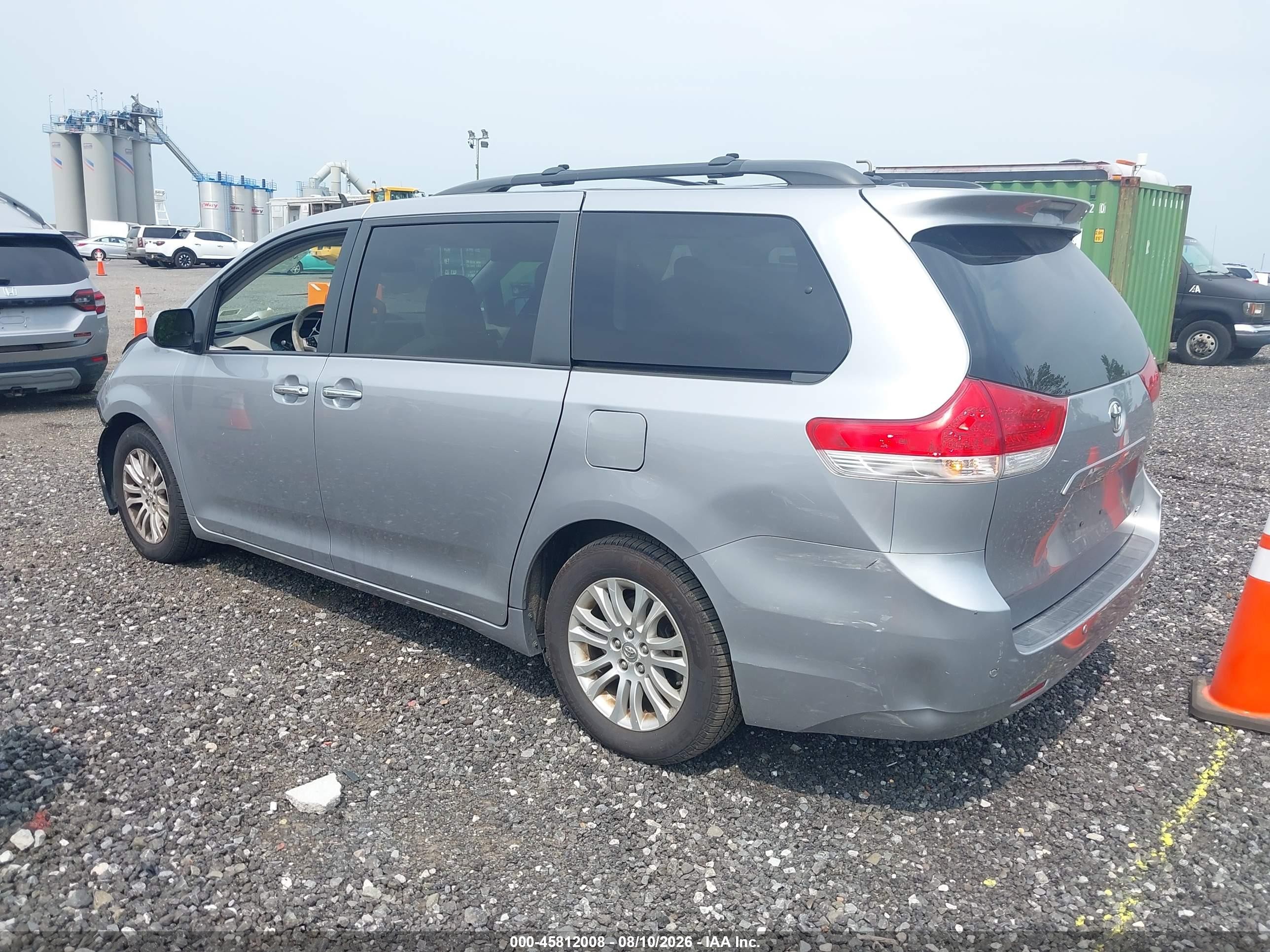 2012 Toyota Sienna Xle V6 8 Passenger Silver vin: 5TDYK3DC8CS252082