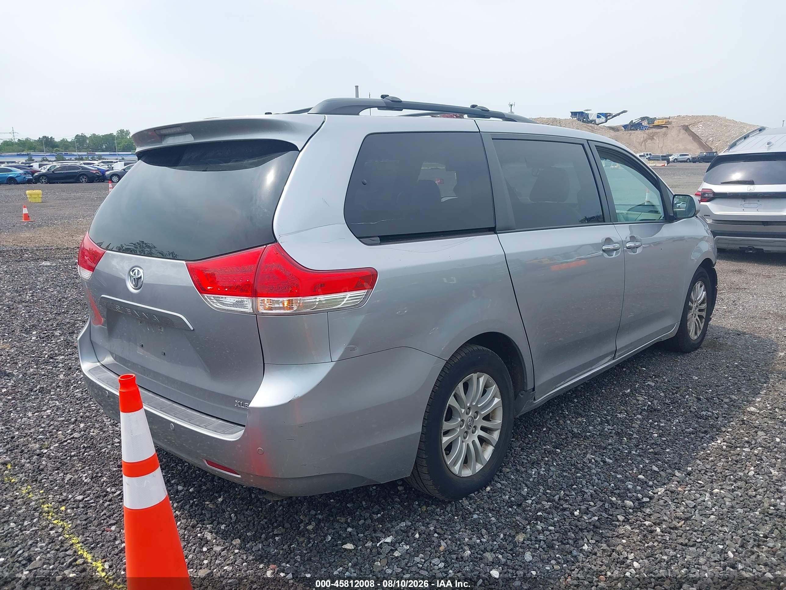 2012 Toyota Sienna Xle V6 8 Passenger Silver vin: 5TDYK3DC8CS252082