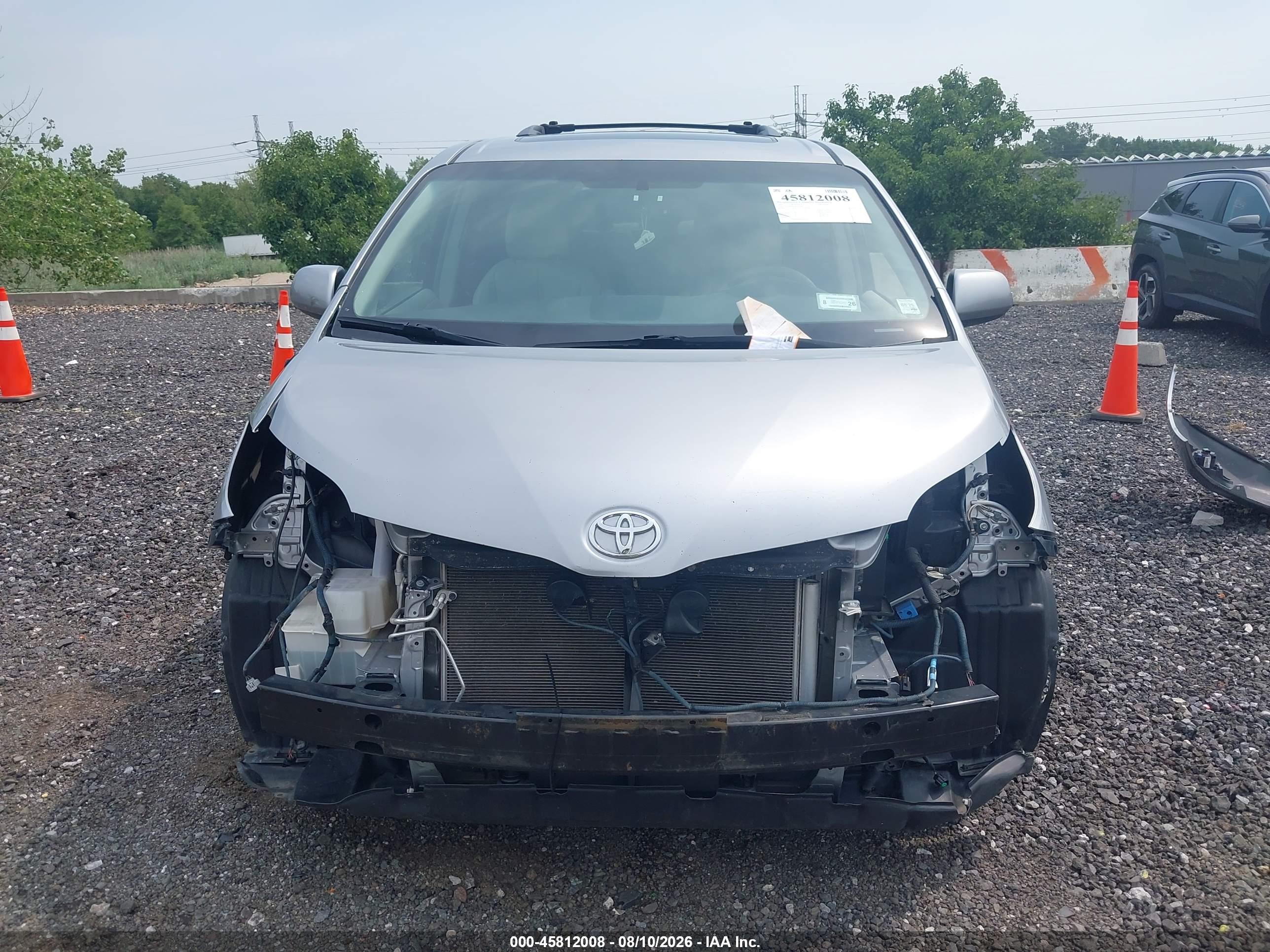 2012 Toyota Sienna Xle V6 8 Passenger Silver vin: 5TDYK3DC8CS252082