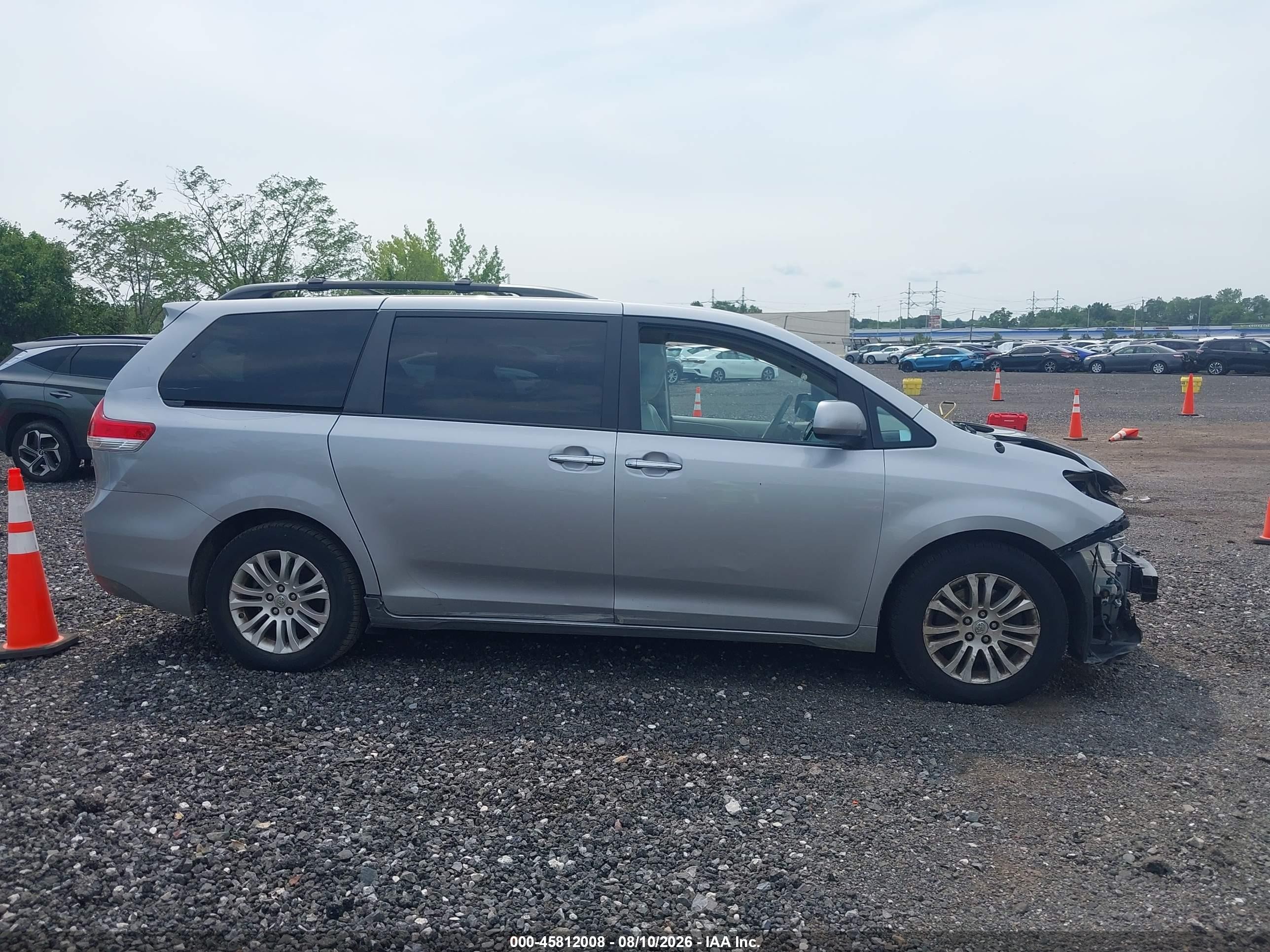 2012 Toyota Sienna Xle V6 8 Passenger Silver vin: 5TDYK3DC8CS252082
