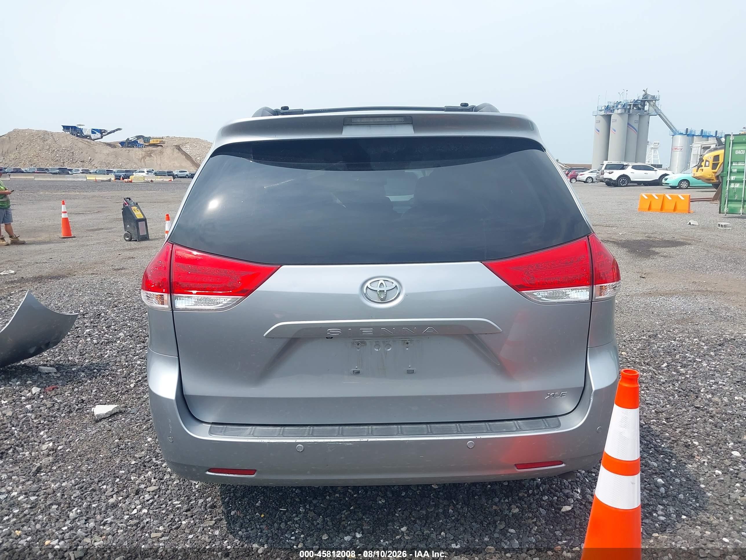 2012 Toyota Sienna Xle V6 8 Passenger Silver vin: 5TDYK3DC8CS252082