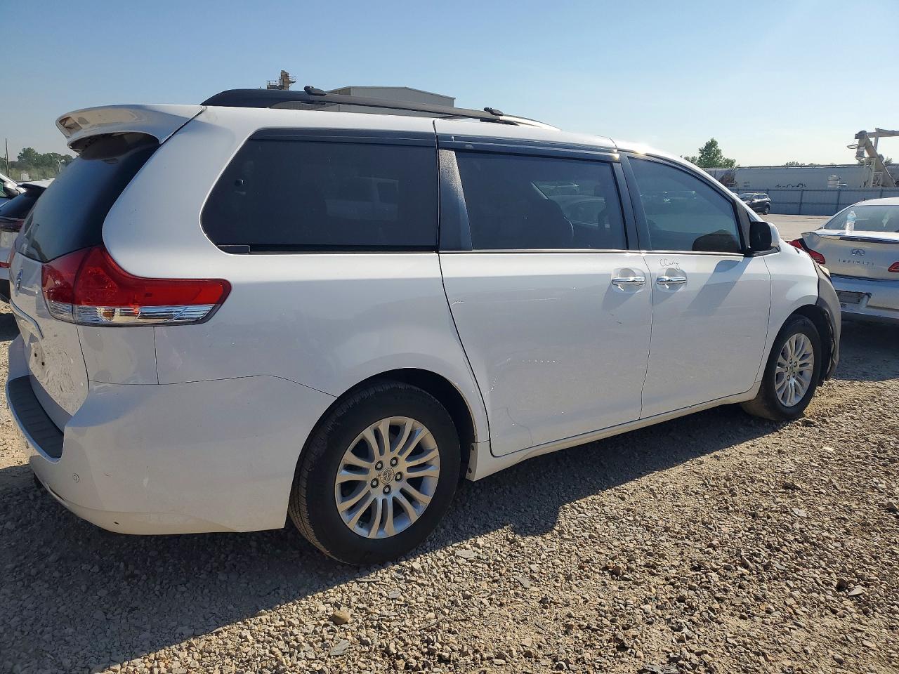 2012 Toyota Sienna Xle 8-passenger White vin: 5TDYK3DC8CS255502