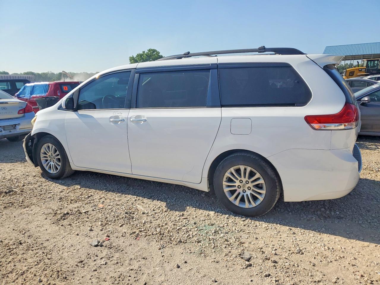 2012 Toyota Sienna Xle 8-passenger White vin: 5TDYK3DC8CS255502