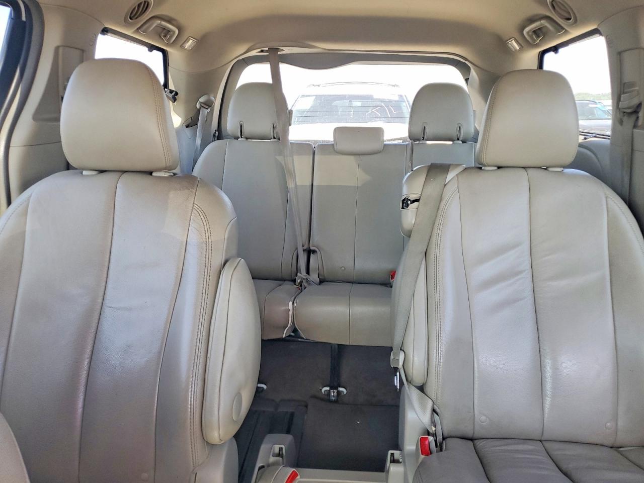 2012 Toyota Sienna Xle 8-passenger White vin: 5TDYK3DC8CS255502