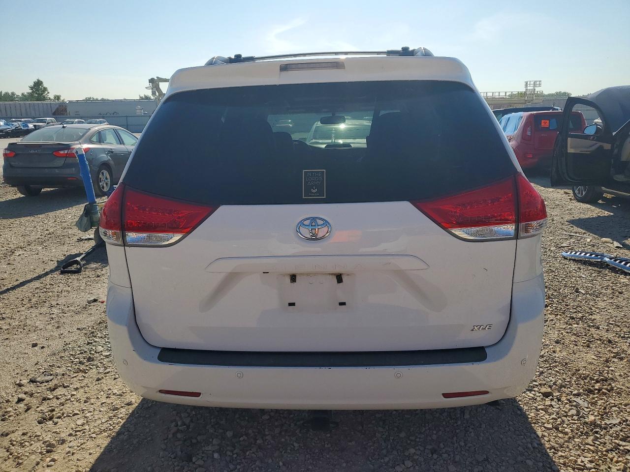 2012 Toyota Sienna Xle 8-passenger White vin: 5TDYK3DC8CS255502