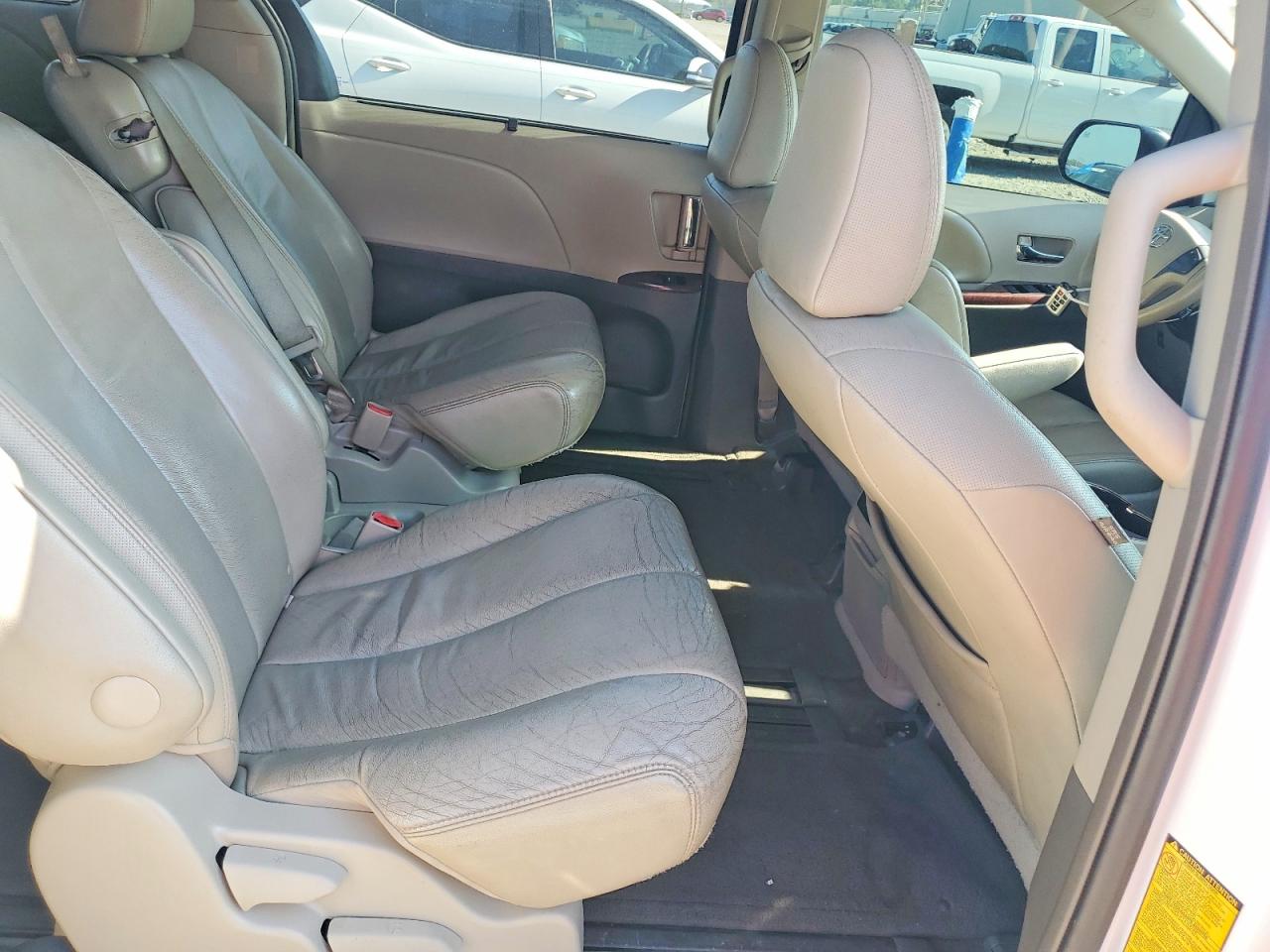 2012 Toyota Sienna Xle 8-passenger White vin: 5TDYK3DC8CS255502