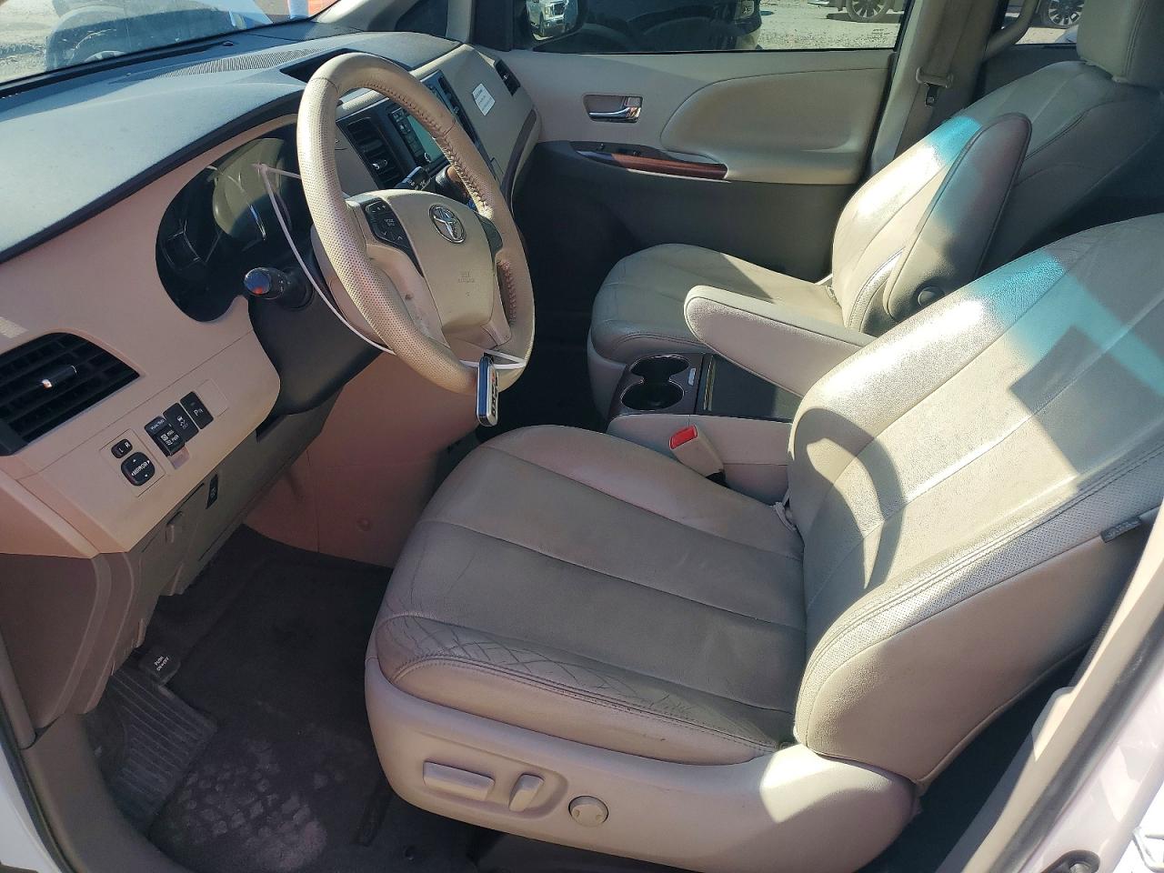 2012 Toyota Sienna Xle 8-passenger White vin: 5TDYK3DC8CS255502