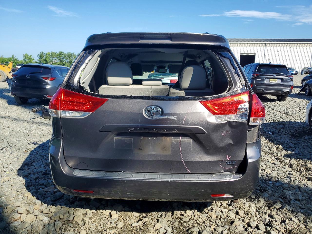 2013 Toyota Sienna Xle 8-passenger Gray vin: 5TDYK3DC8DS291403