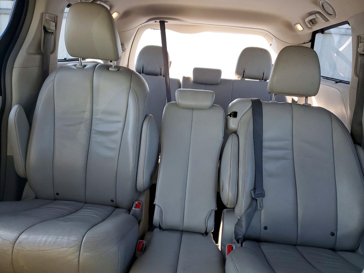 2013 Toyota Sienna Xle 8-passenger Gray vin: 5TDYK3DC8DS291403