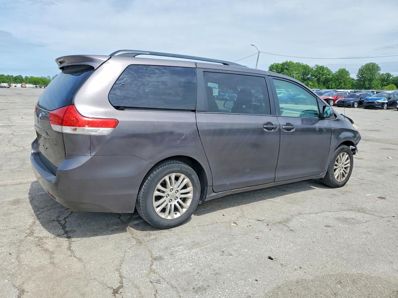 2013 Toyota Sienna Xle 8-passenger Серый vin: 5TDYK3DC8DS297833