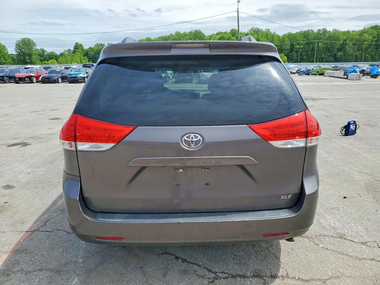2013 Toyota Sienna Xle 8-passenger Серый vin: 5TDYK3DC8DS297833