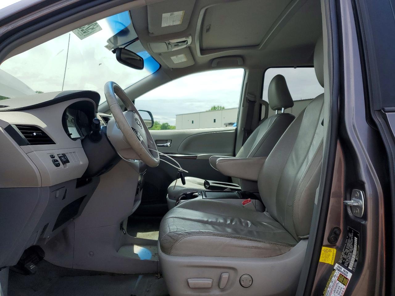 2013 Toyota Sienna Xle 8-passenger Серый vin: 5TDYK3DC8DS297833