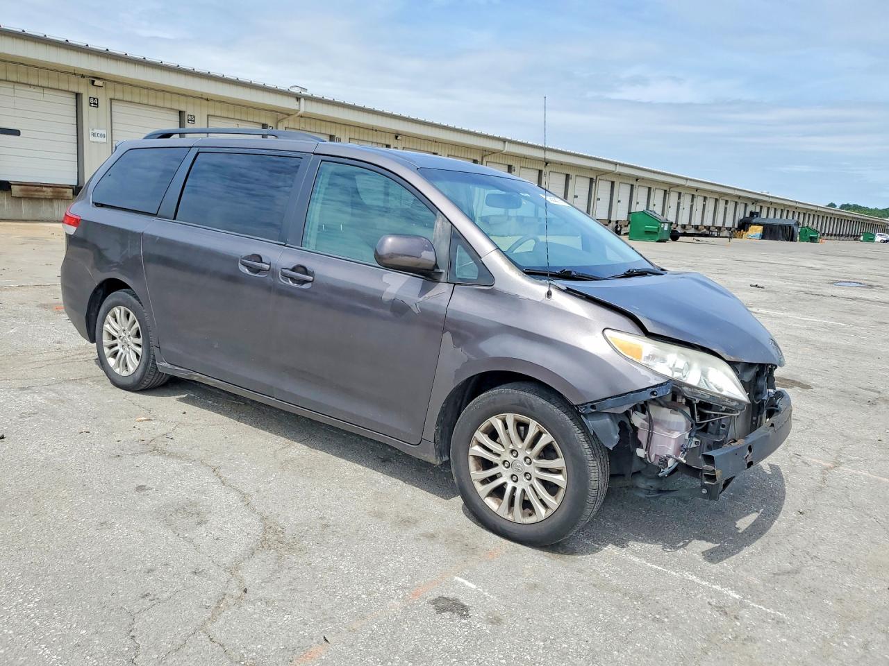 2013 Toyota Sienna Xle 8-passenger Серый vin: 5TDYK3DC8DS297833