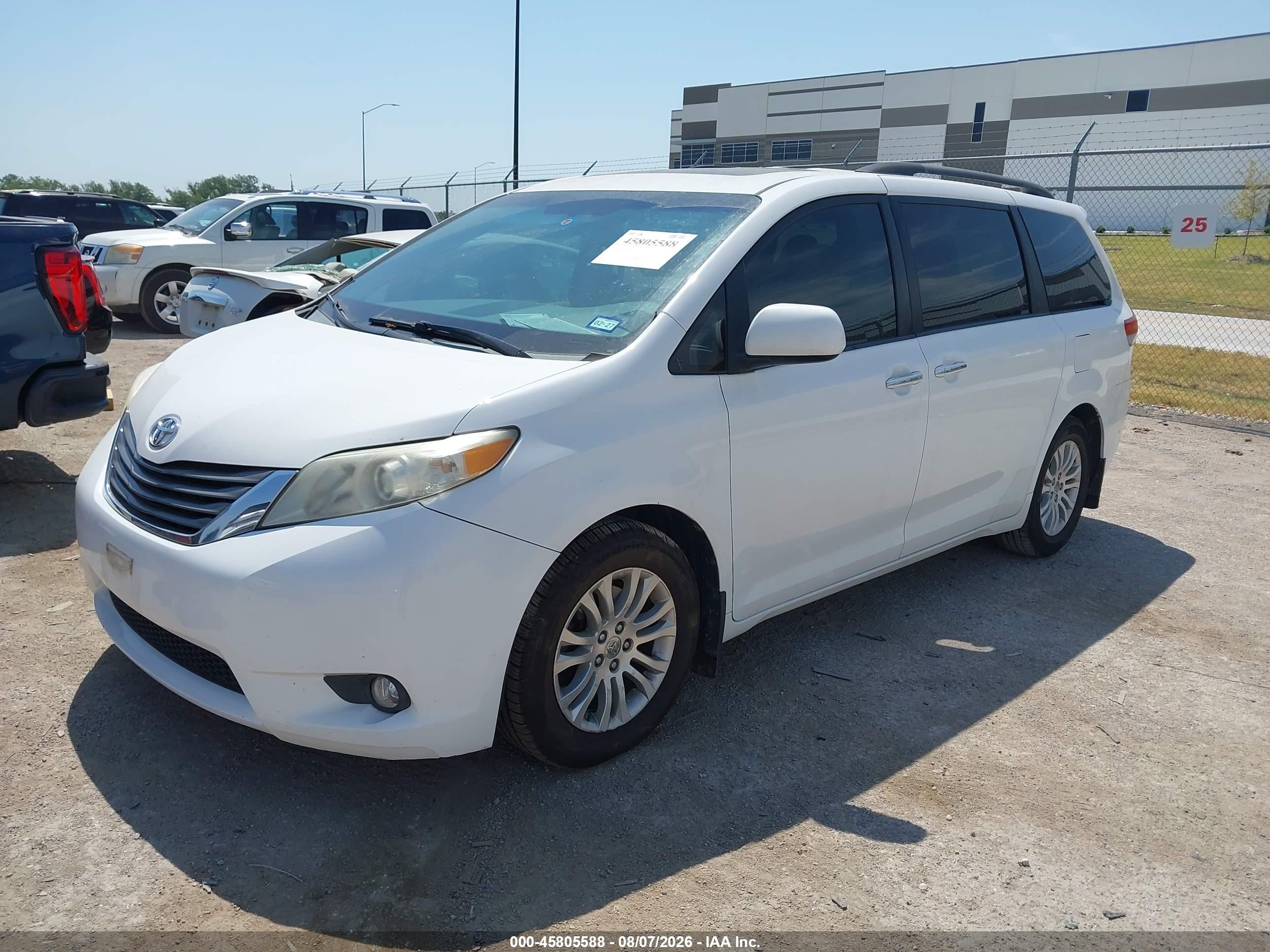 2013 Toyota Sienna Xle V6 8 Passenger White vin: 5TDYK3DC8DS298805