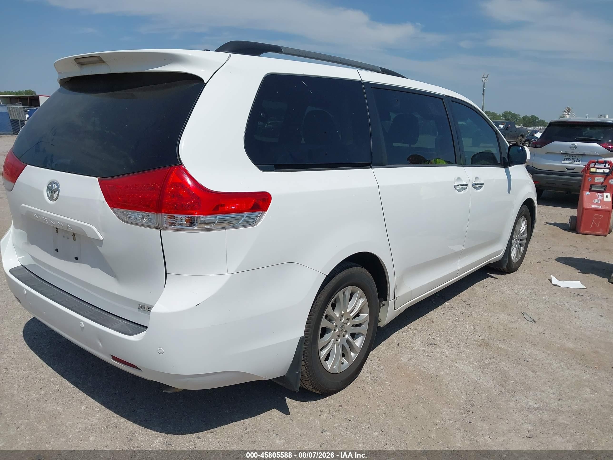 2013 Toyota Sienna Xle V6 8 Passenger White vin: 5TDYK3DC8DS298805