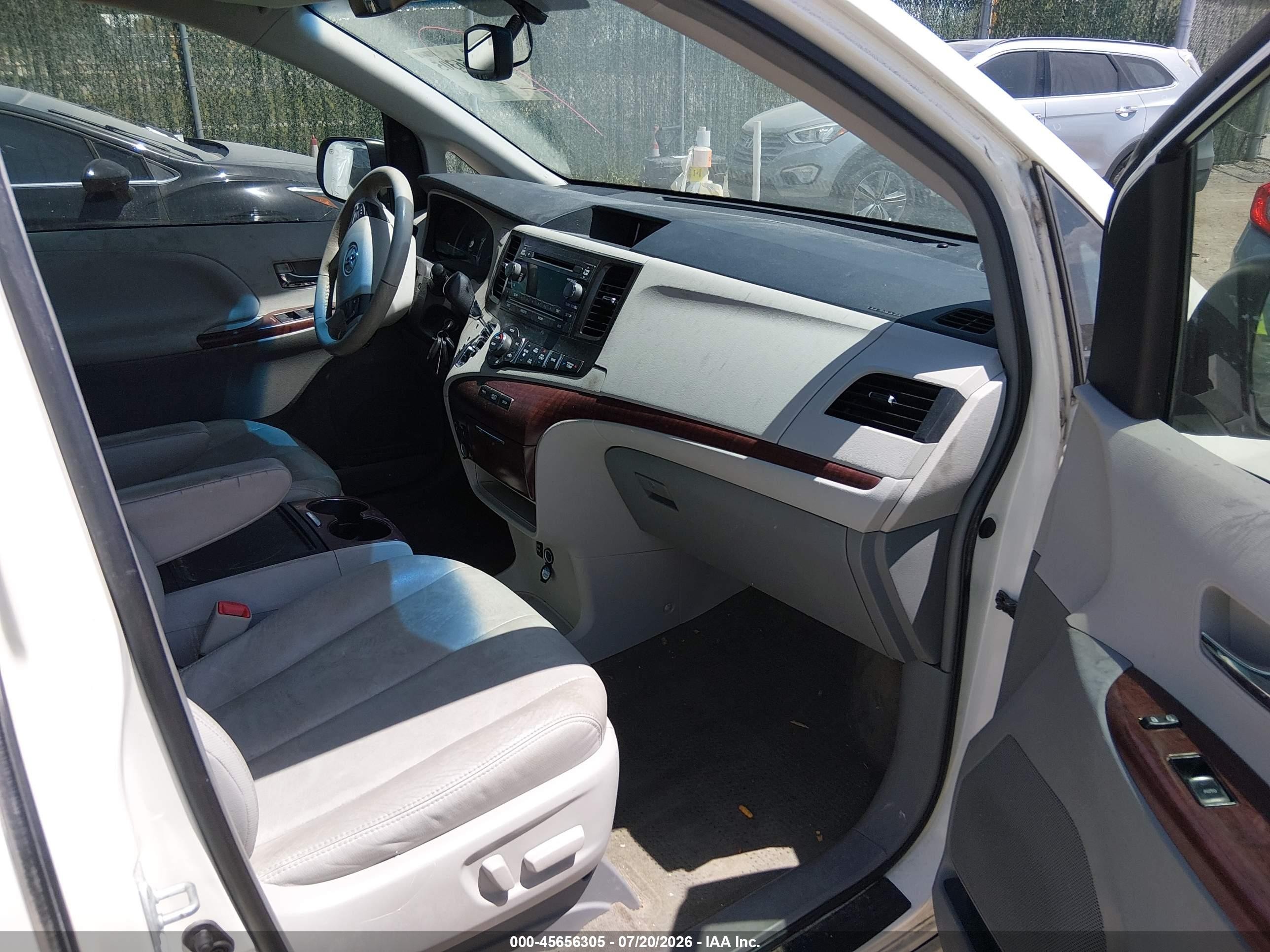 2013 Toyota Sienna Xle V6 8 Passenger White vin: 5TDYK3DC8DS325341
