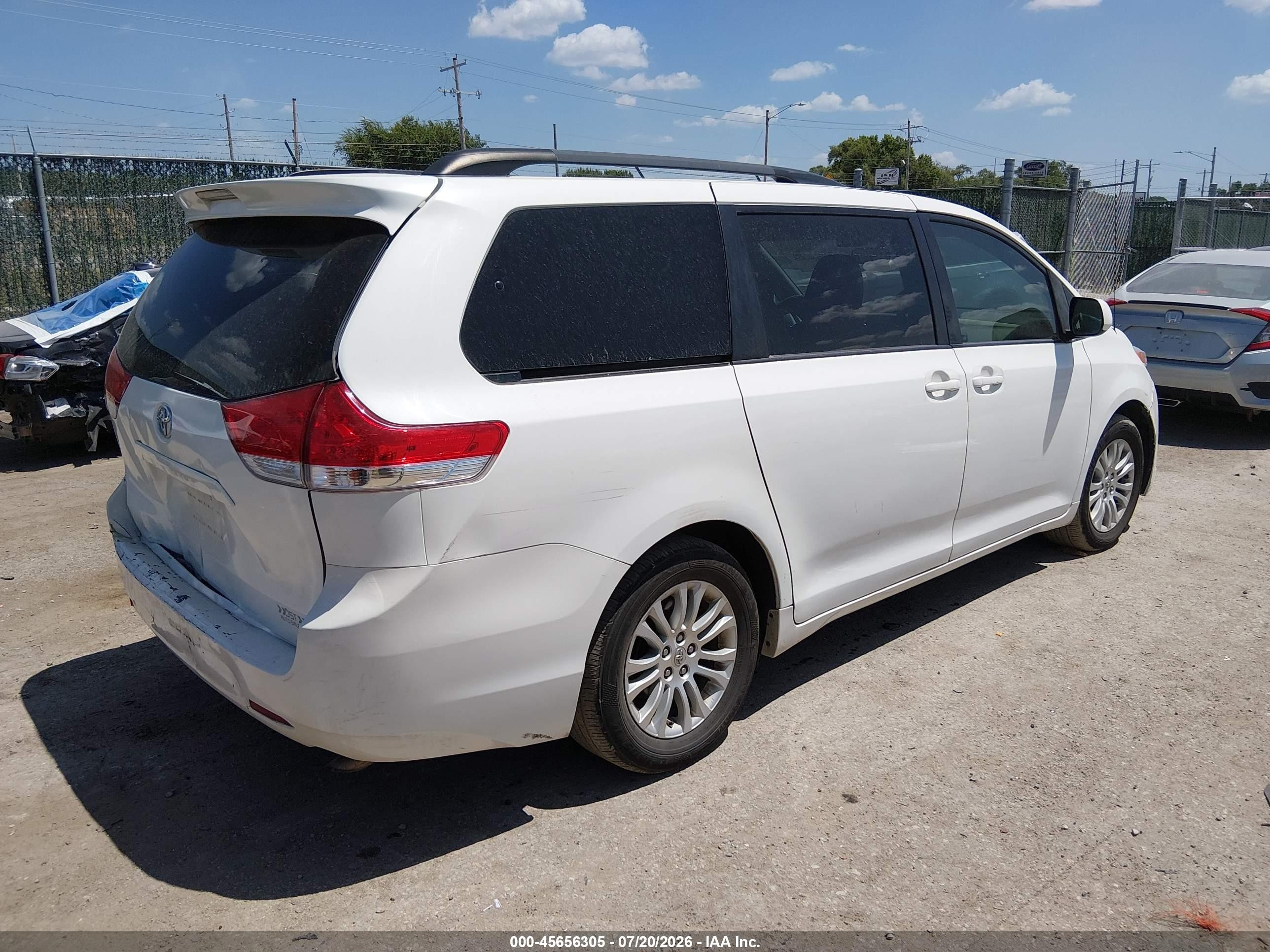 2013 Toyota Sienna Xle V6 8 Passenger White vin: 5TDYK3DC8DS325341