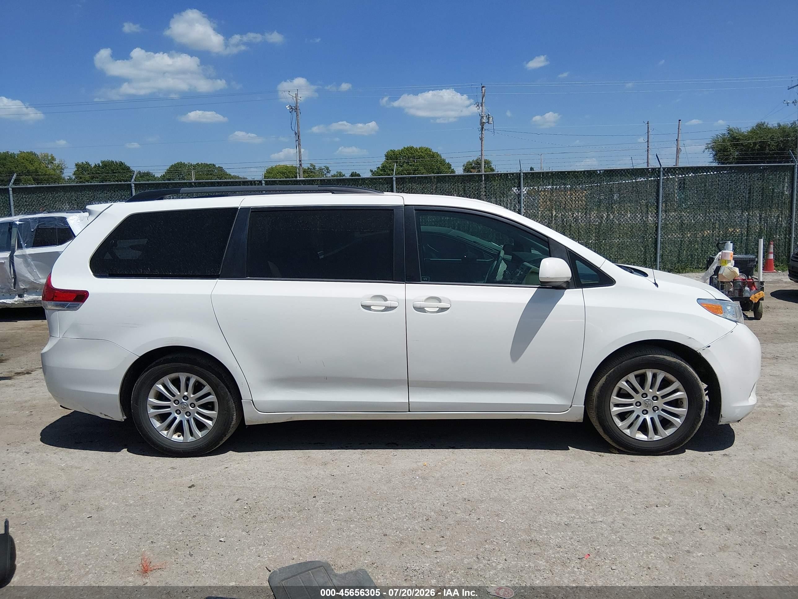 2013 Toyota Sienna Xle V6 8 Passenger White vin: 5TDYK3DC8DS325341