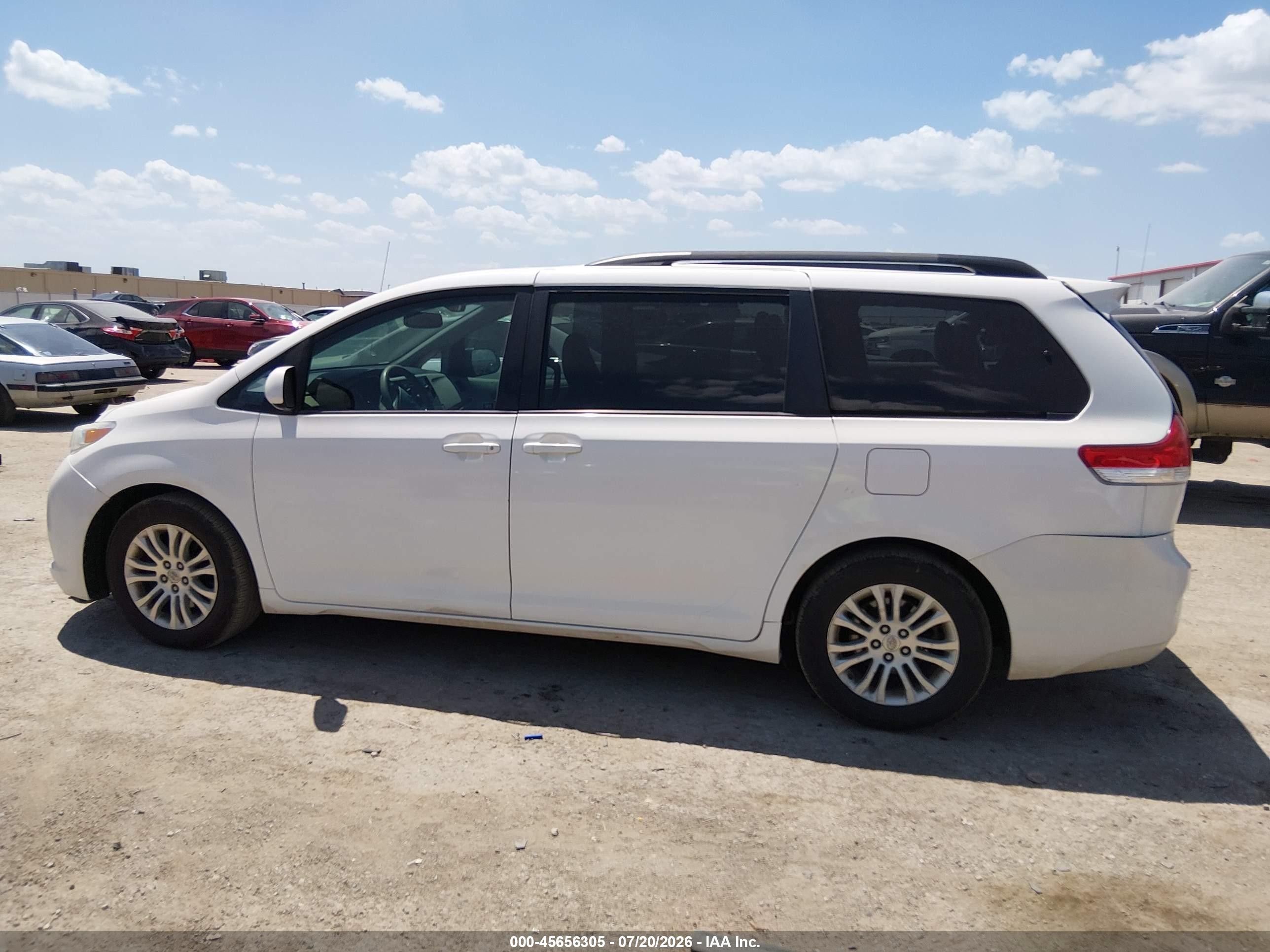2013 Toyota Sienna Xle V6 8 Passenger White vin: 5TDYK3DC8DS325341
