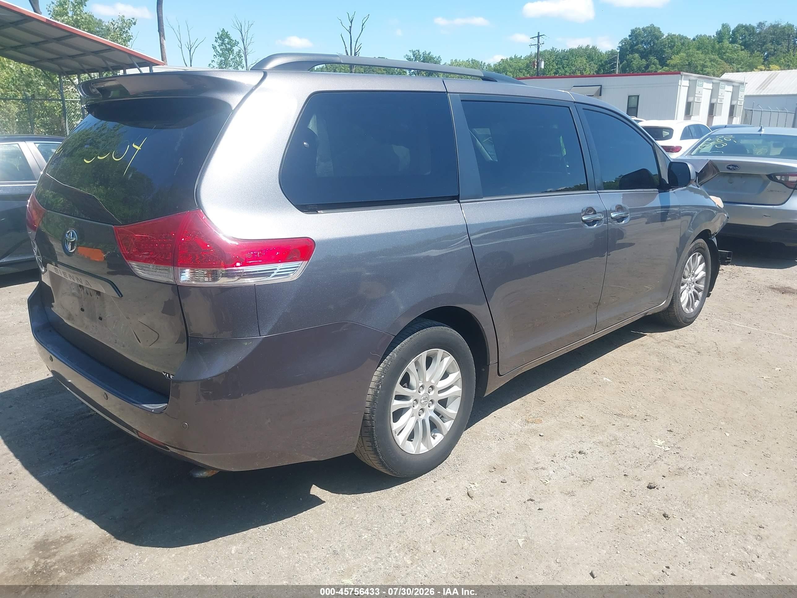 2013 Toyota Sienna Xle V6 8 Passenger Gray vin: 5TDYK3DC8DS325484