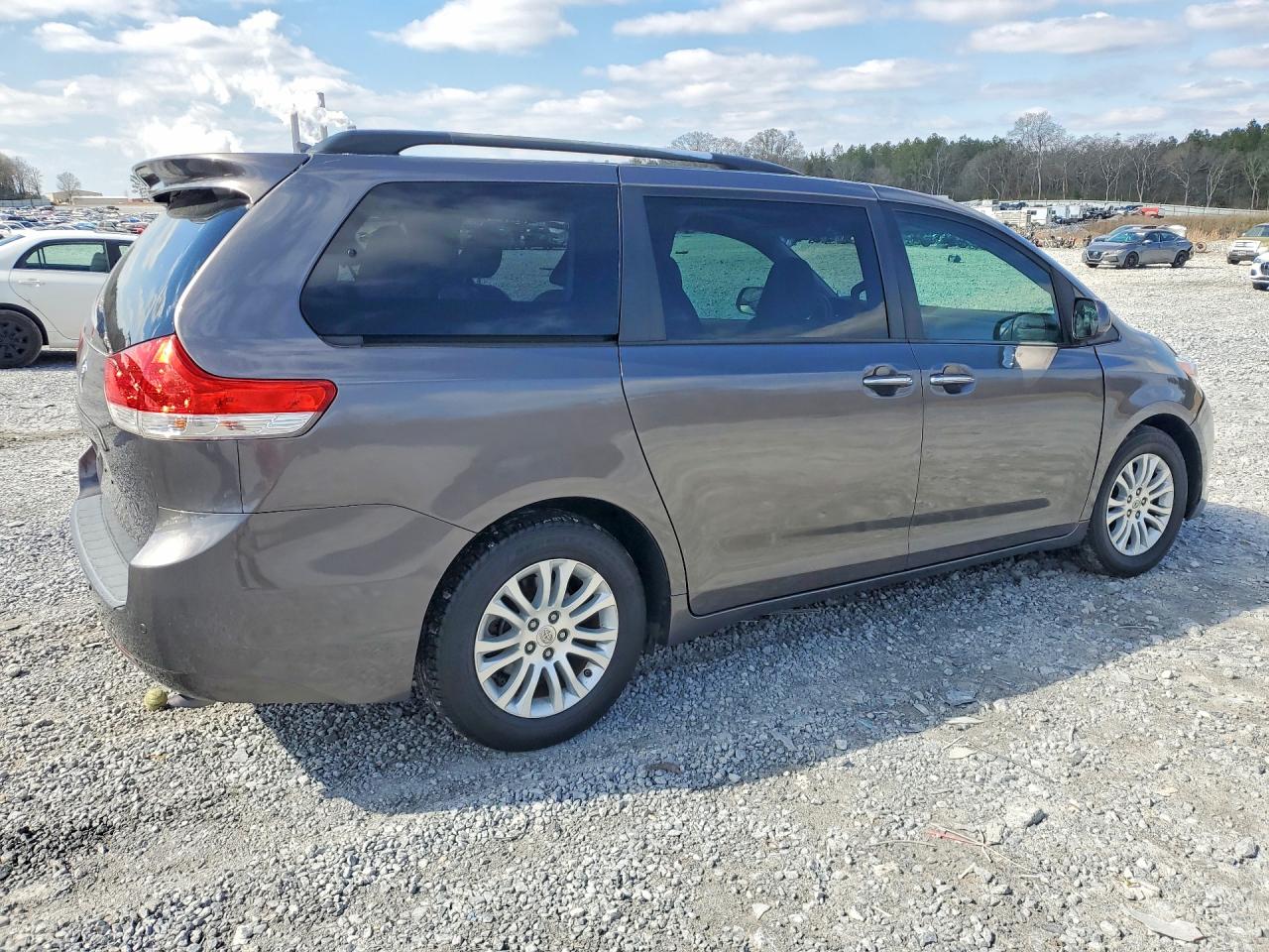 2013 Toyota Sienna Xle 8-passenger Gray vin: 5TDYK3DC8DS331429