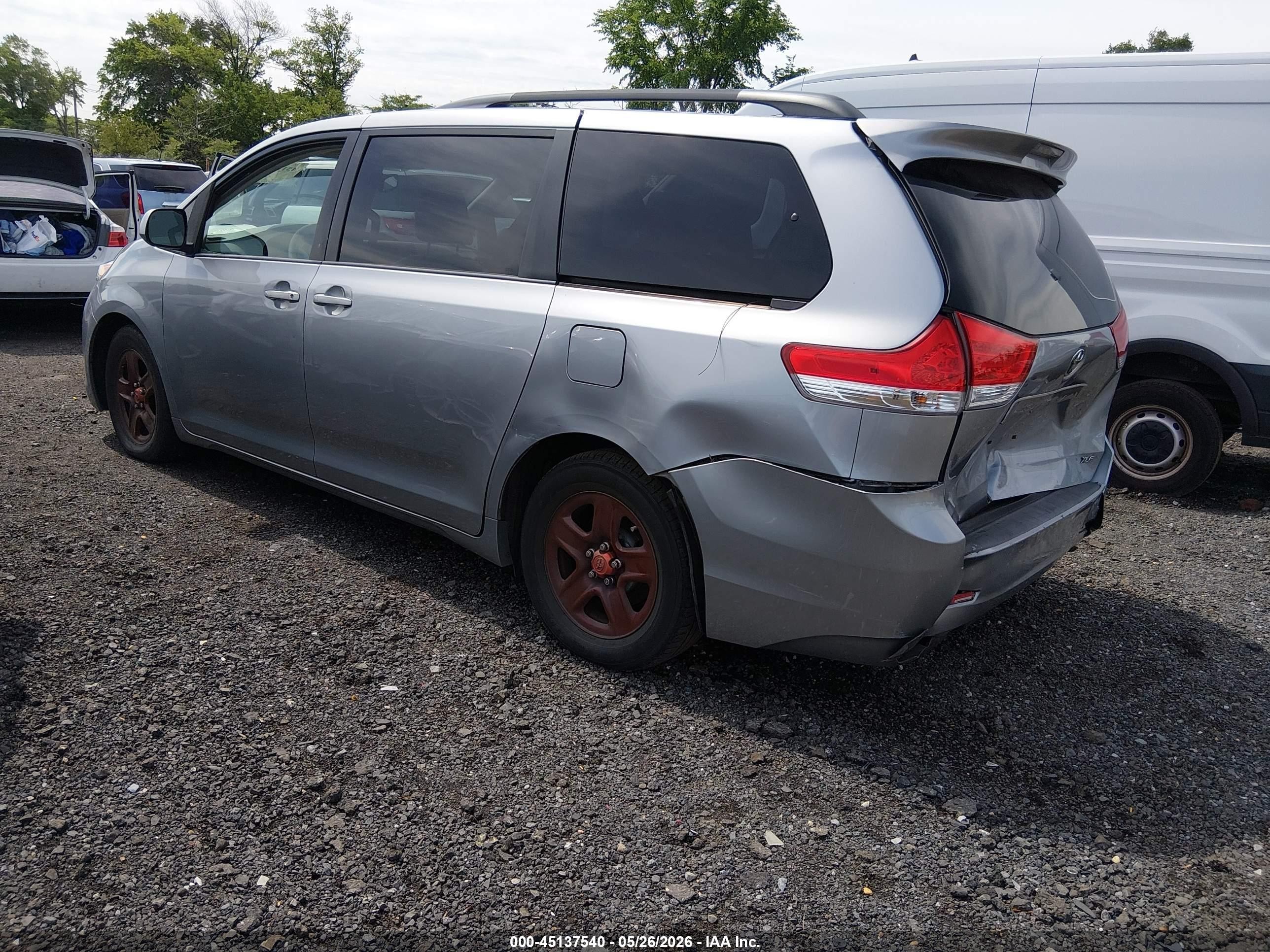 2013 Toyota Sienna Xle V6 8 Passenger Silver vin: 5TDYK3DC8DS359425