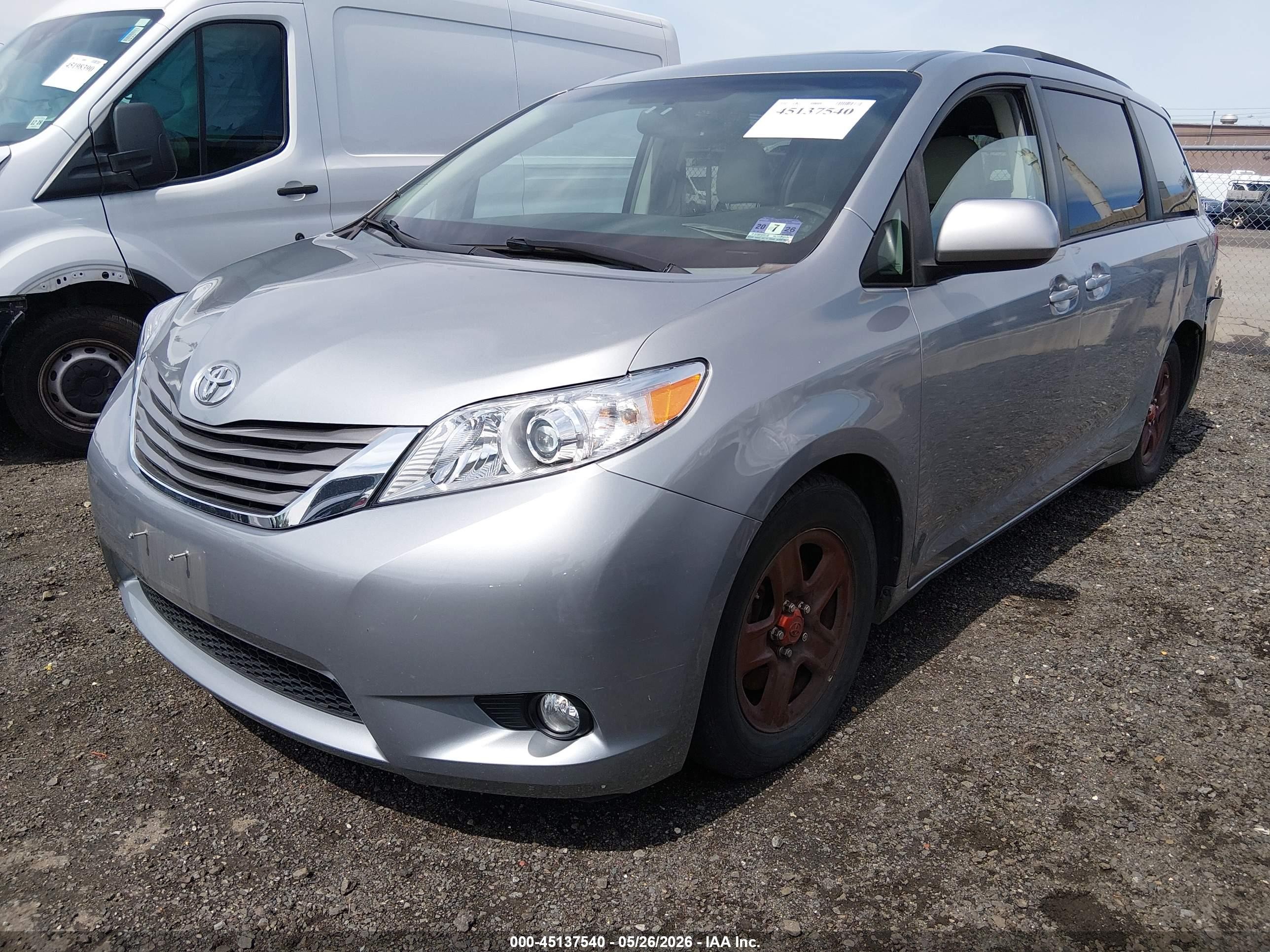 2013 Toyota Sienna Xle V6 8 Passenger Silver vin: 5TDYK3DC8DS359425
