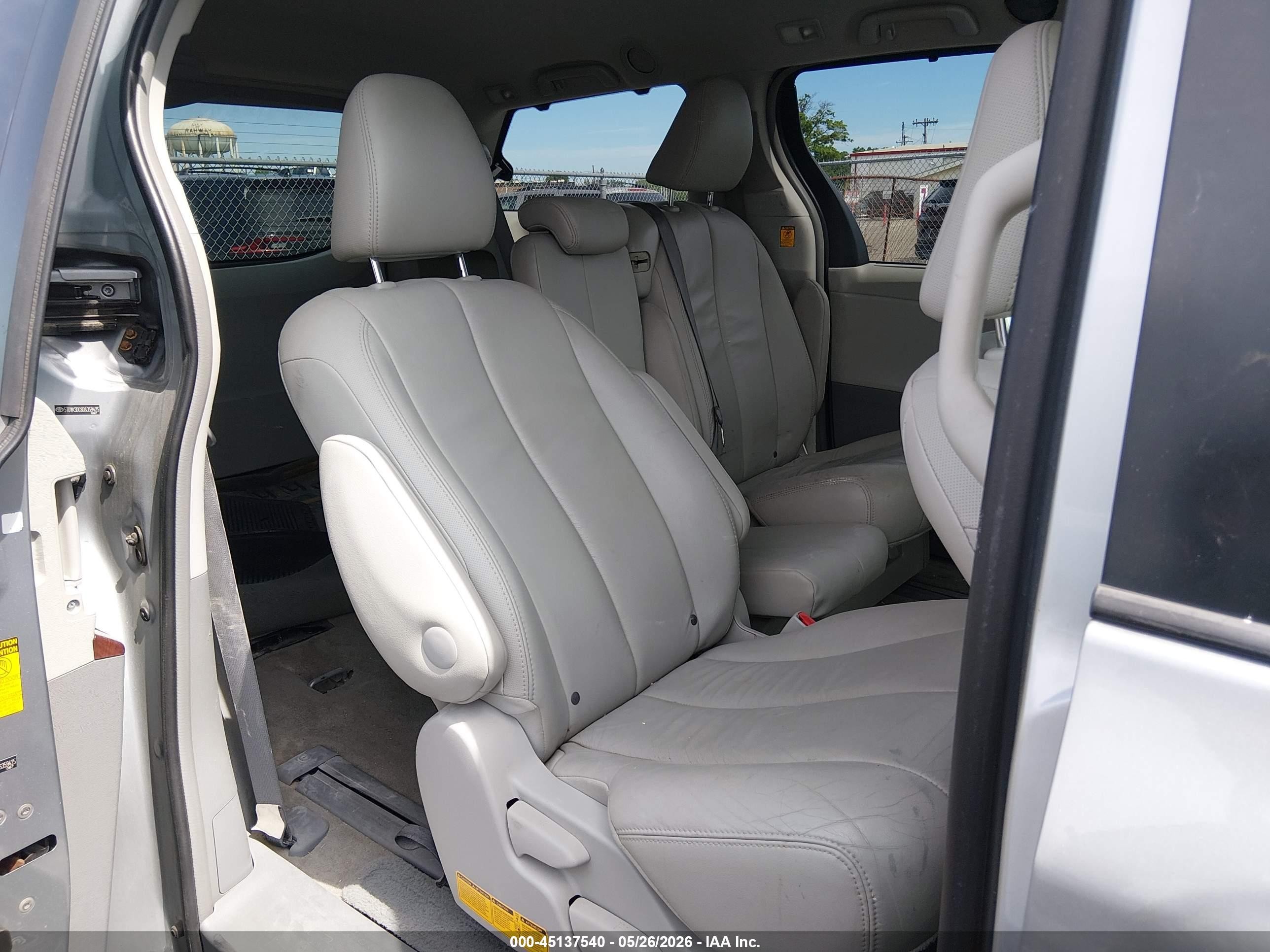 2013 Toyota Sienna Xle V6 8 Passenger Silver vin: 5TDYK3DC8DS359425