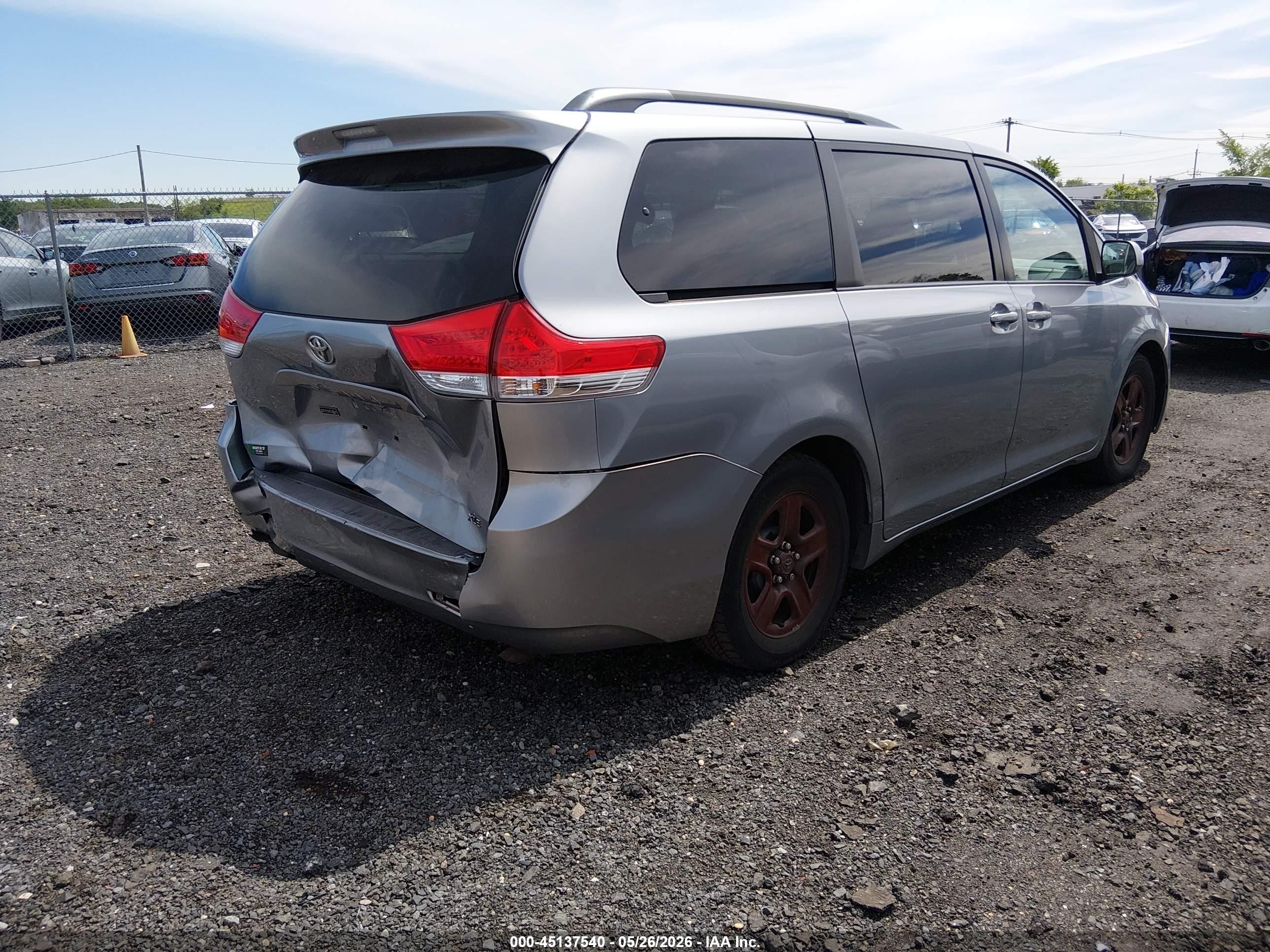 2013 Toyota Sienna Xle V6 8 Passenger Silver vin: 5TDYK3DC8DS359425