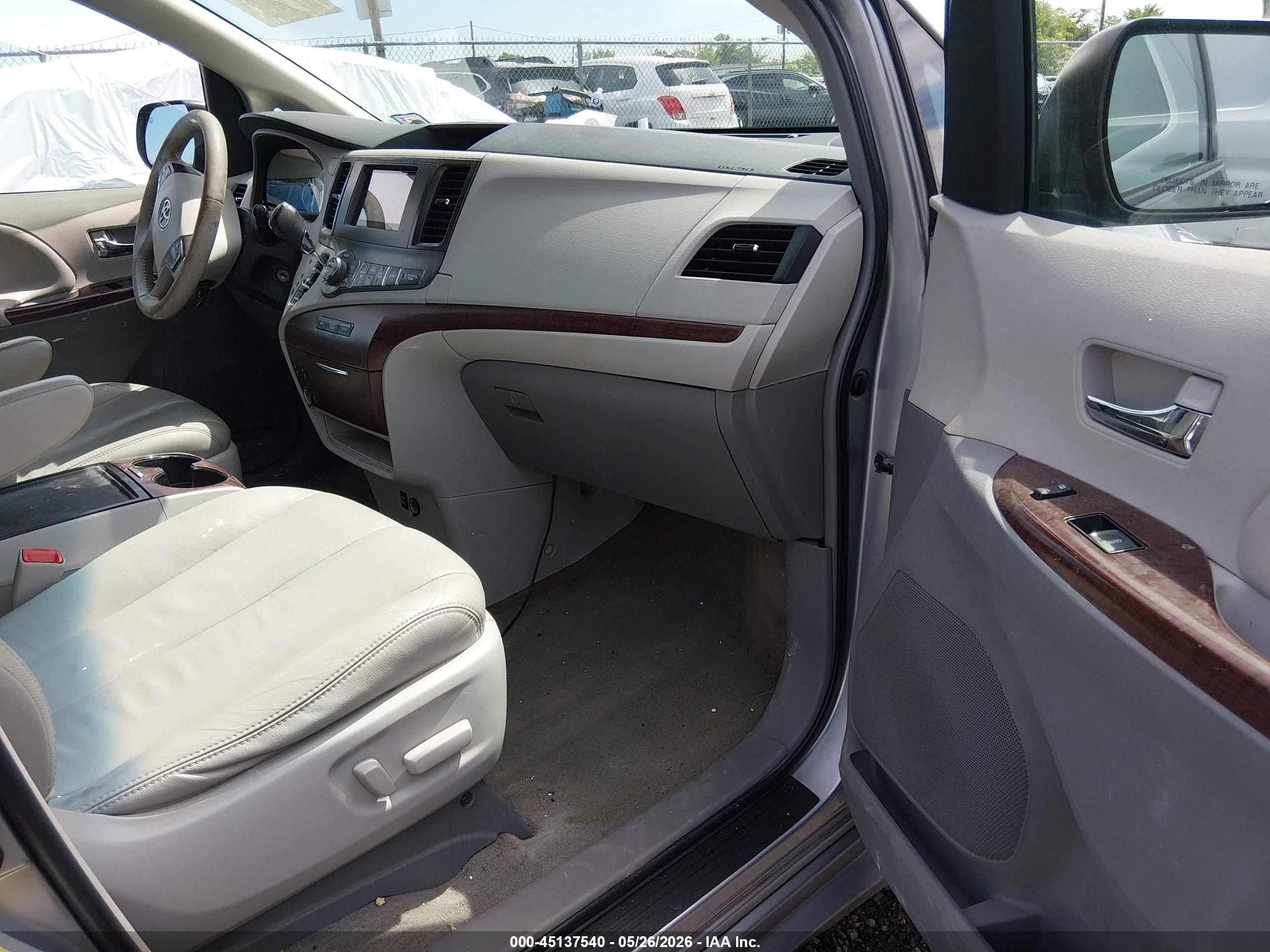 2013 Toyota Sienna Xle V6 8 Passenger Silver vin: 5TDYK3DC8DS359425