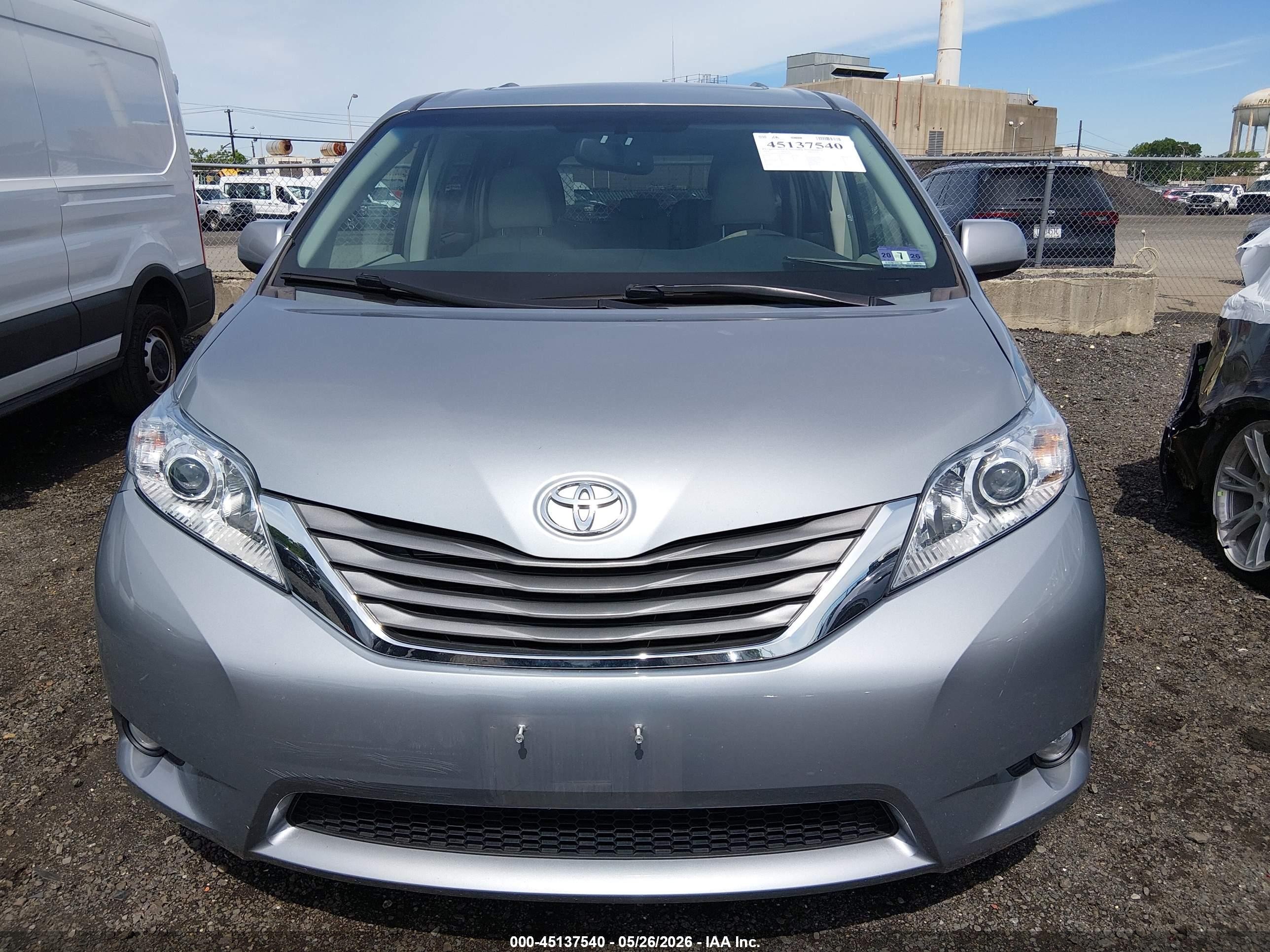 2013 Toyota Sienna Xle V6 8 Passenger Silver vin: 5TDYK3DC8DS359425