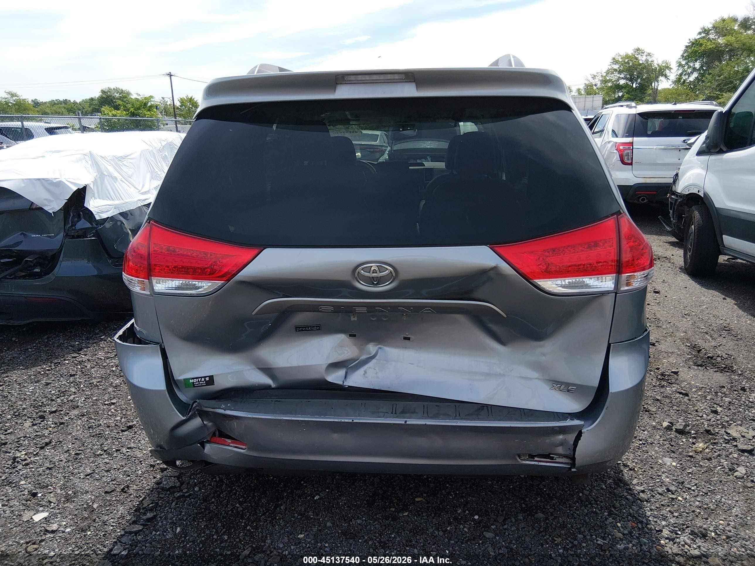2013 Toyota Sienna Xle V6 8 Passenger Silver vin: 5TDYK3DC8DS359425