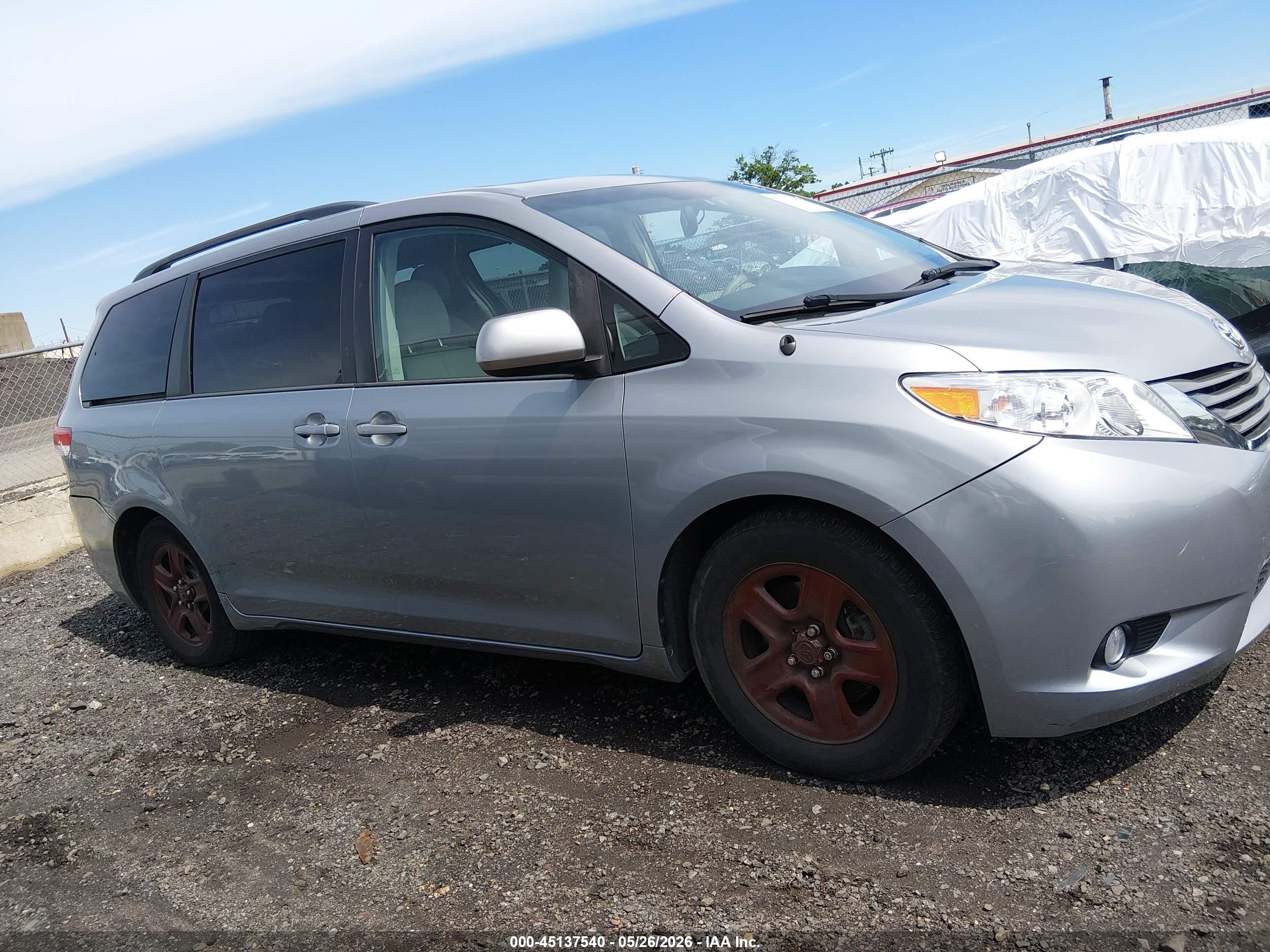 2013 Toyota Sienna Xle V6 8 Passenger Silver vin: 5TDYK3DC8DS359425