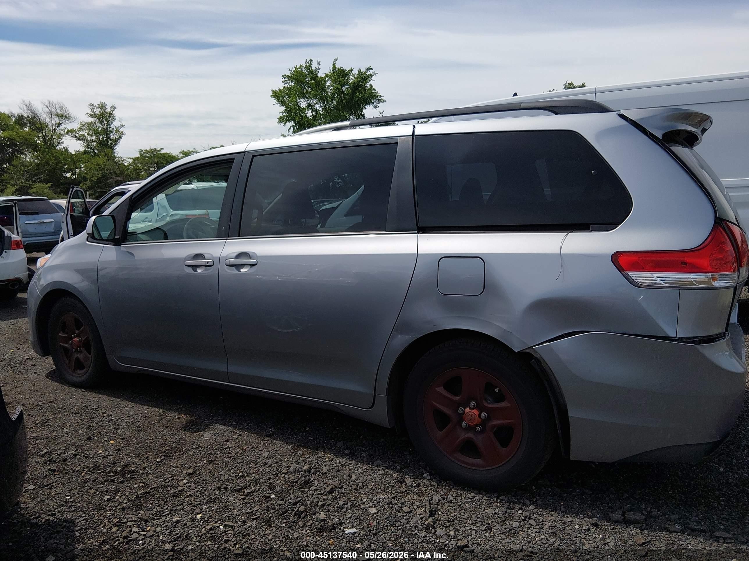 2013 Toyota Sienna Xle V6 8 Passenger Silver vin: 5TDYK3DC8DS359425