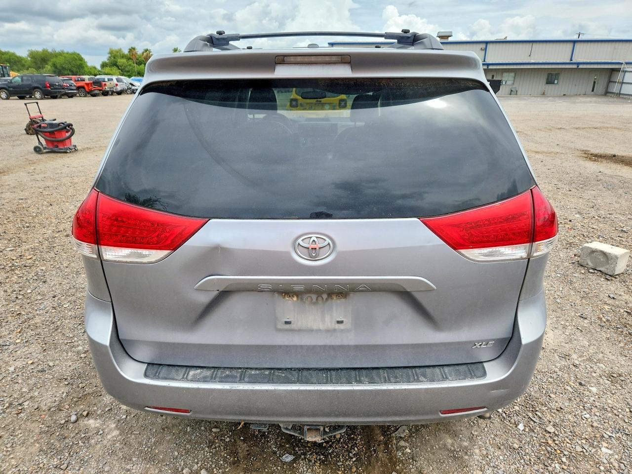 2013 Toyota Sienna Xle 8-passenger Silver vin: 5TDYK3DC8DS372353