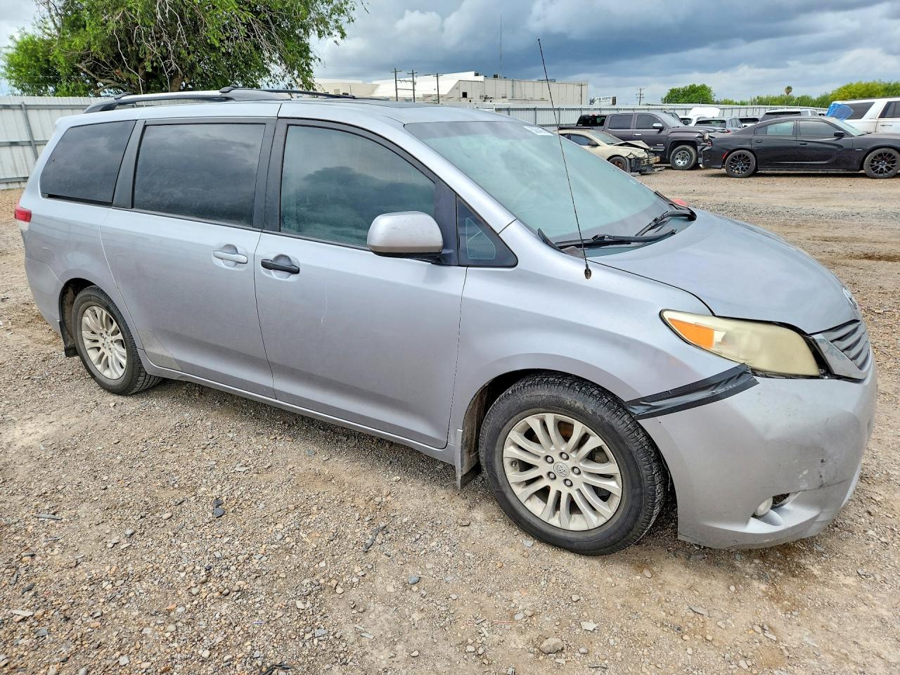2013 Toyota Sienna Xle 8-passenger Silver vin: 5TDYK3DC8DS372353
