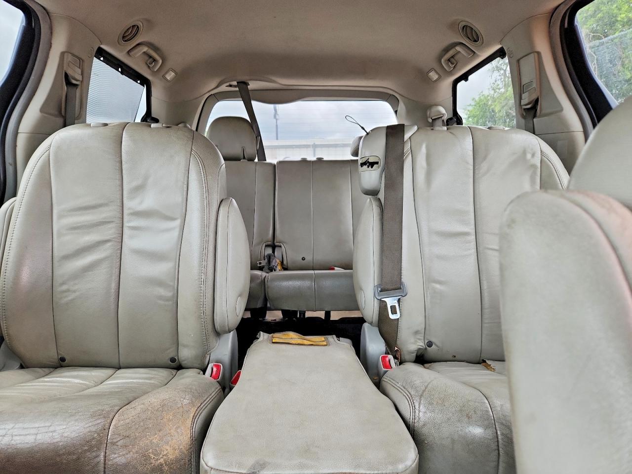 2013 Toyota Sienna Xle 8-passenger Silver vin: 5TDYK3DC8DS372353