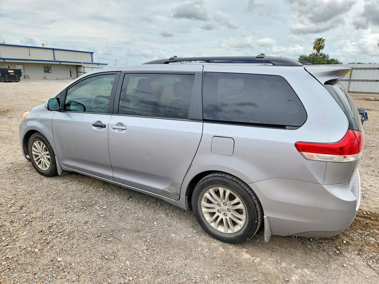2013 Toyota Sienna Xle 8-passenger Silver vin: 5TDYK3DC8DS372353