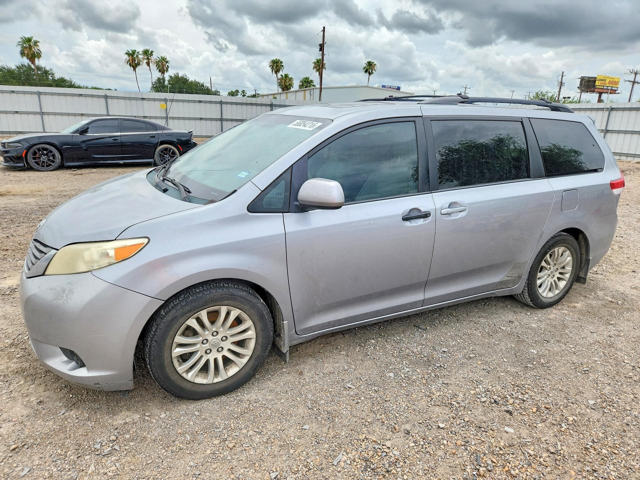 2013 Toyota Sienna Xle 8-passenger Silver vin: 5TDYK3DC8DS372353