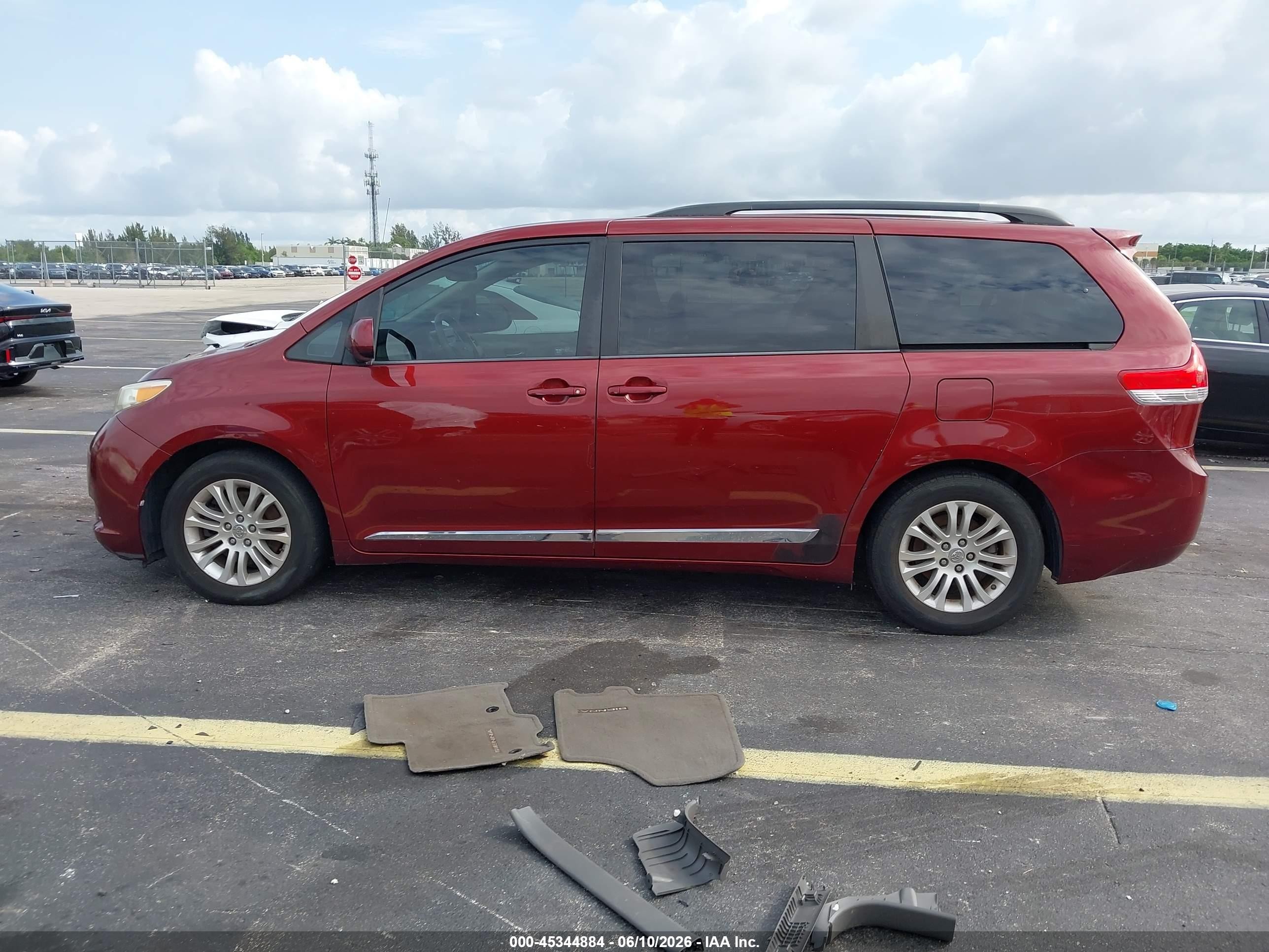 2013 Toyota Sienna Xle V6 8 Passenger Red vin: 5TDYK3DC8DS377259