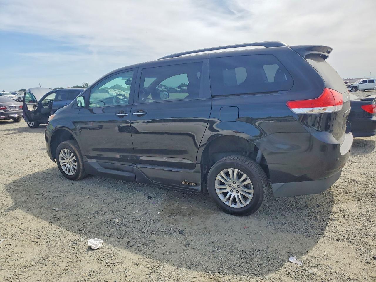 2013 Toyota Sienna Xle 8-passenger Black vin: 5TDYK3DC8DS389511