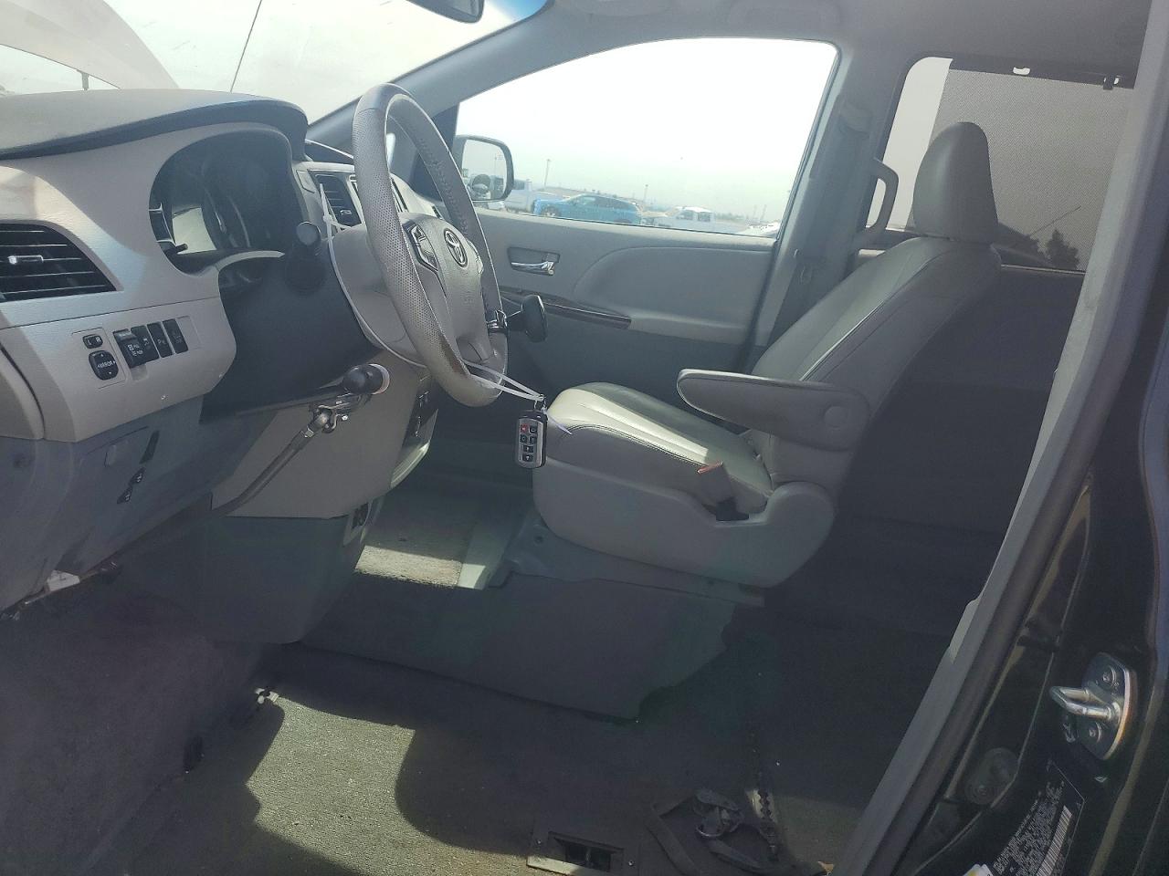 2013 Toyota Sienna Xle 8-passenger Black vin: 5TDYK3DC8DS389511