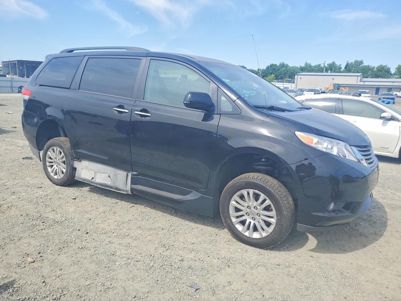 2013 Toyota Sienna Xle 8-passenger Black vin: 5TDYK3DC8DS389511