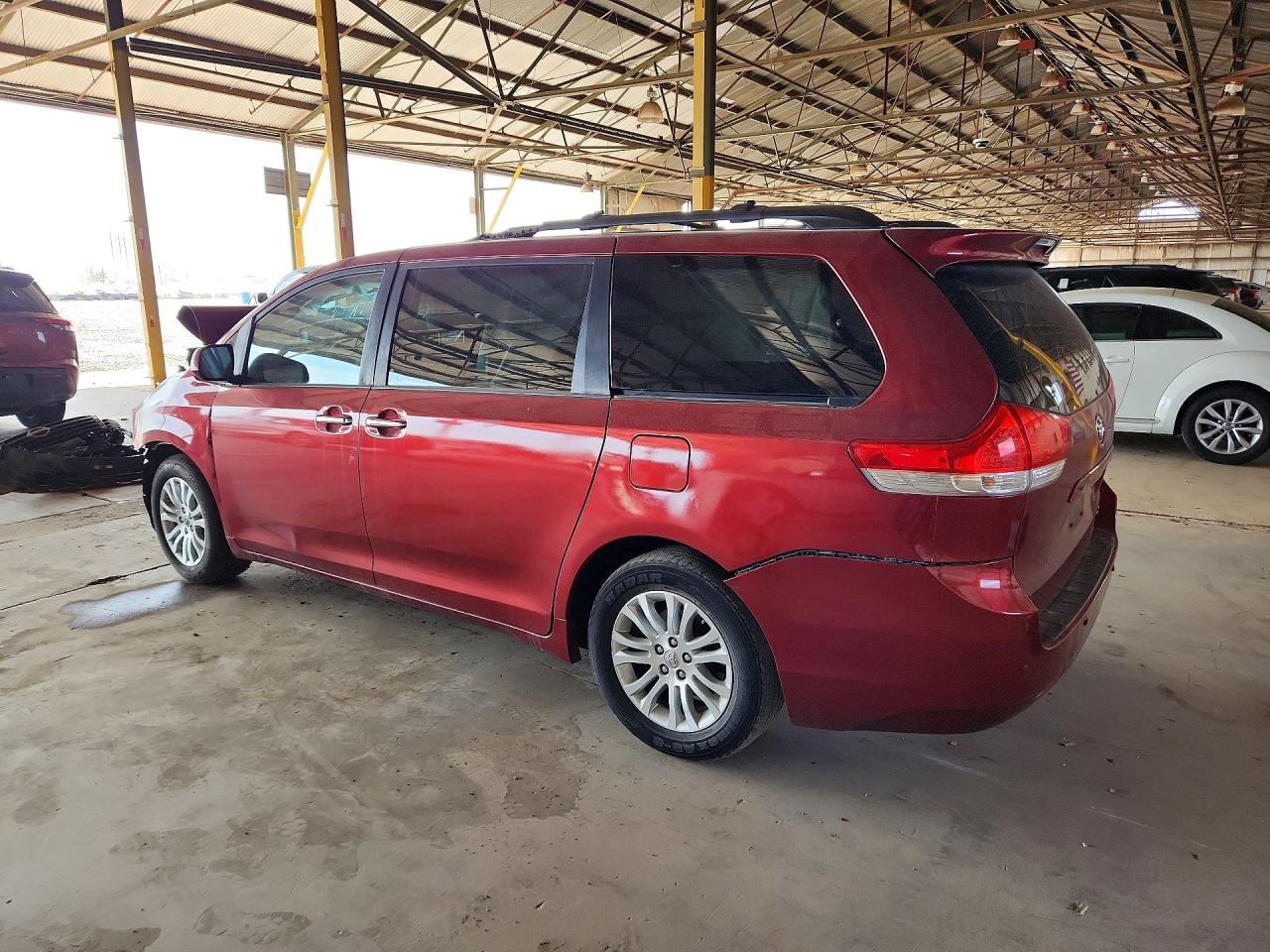 2013 Toyota Sienna Xle 8-passenger Burgundy vin: 5TDYK3DC8DS393672