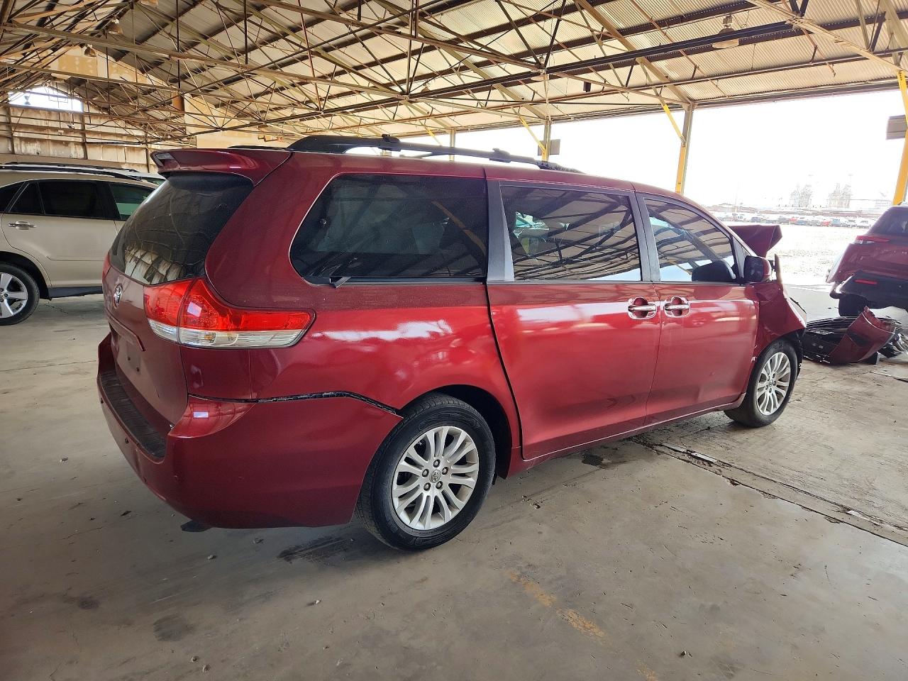 2013 Toyota Sienna Xle 8-passenger Burgundy vin: 5TDYK3DC8DS393672
