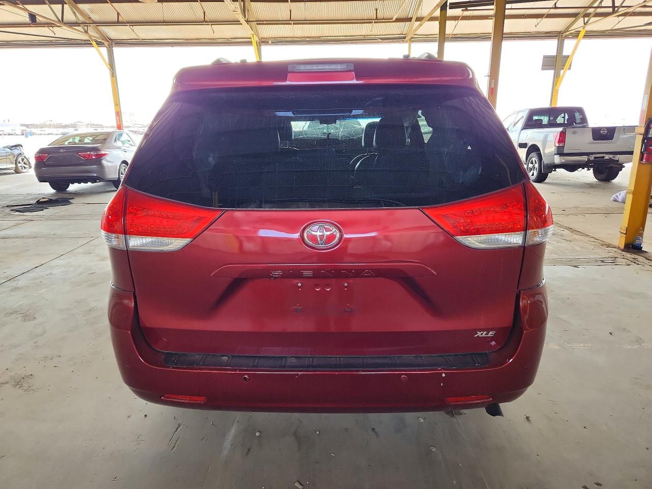 2013 Toyota Sienna Xle 8-passenger Burgundy vin: 5TDYK3DC8DS393672