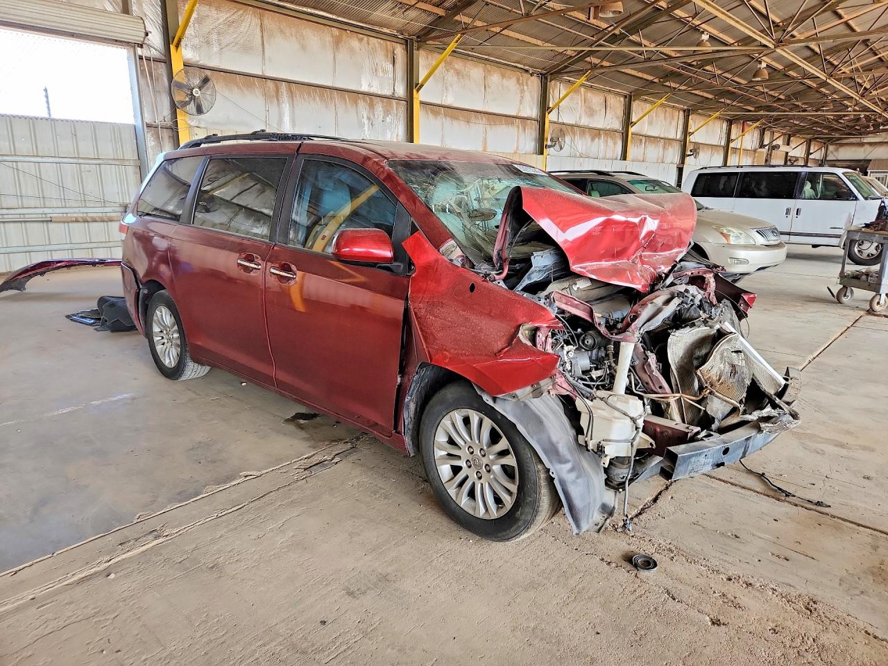 2013 Toyota Sienna Xle 8-passenger Burgundy vin: 5TDYK3DC8DS393672