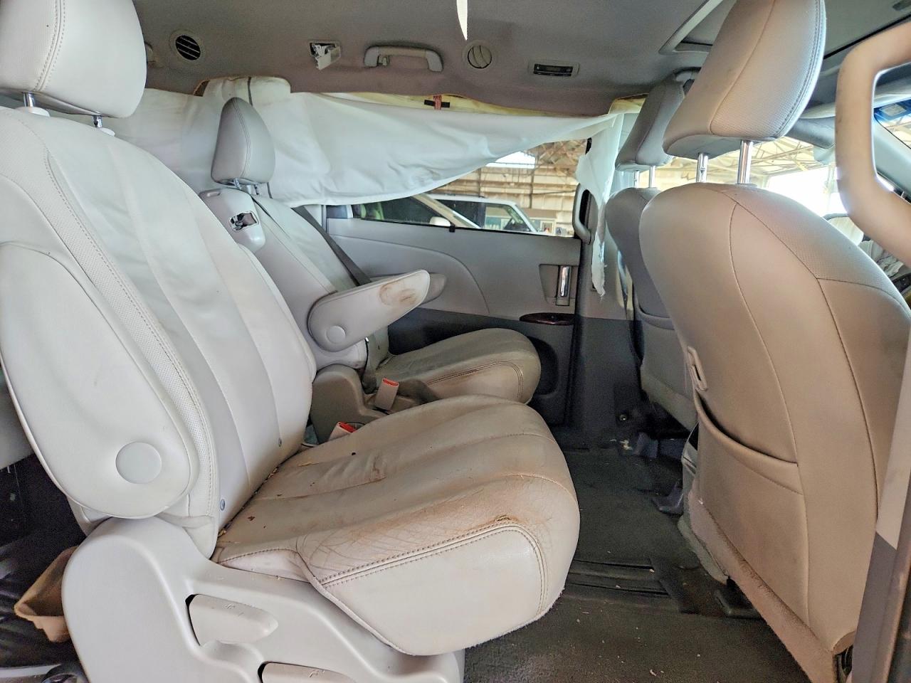 2013 Toyota Sienna Xle 8-passenger Burgundy vin: 5TDYK3DC8DS393672